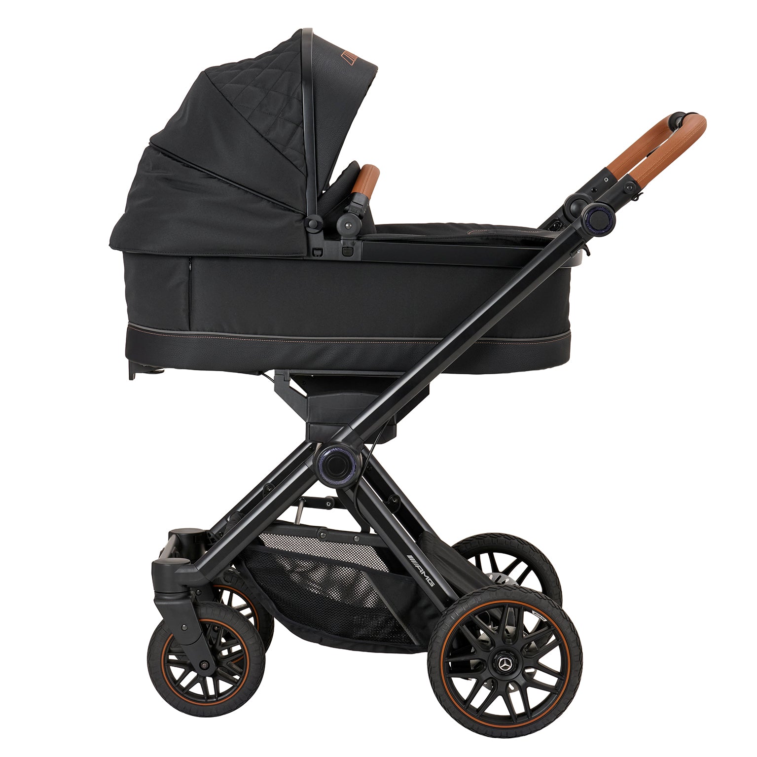 Kinderwagen 622 / Sienabraun mit Falttasche.
Verdeck halb ausgeklappt.
Schutzbügel und Handgriff aus braunem Leder.
Gestell Nachtschwarz Magno.
Seitenansicht.