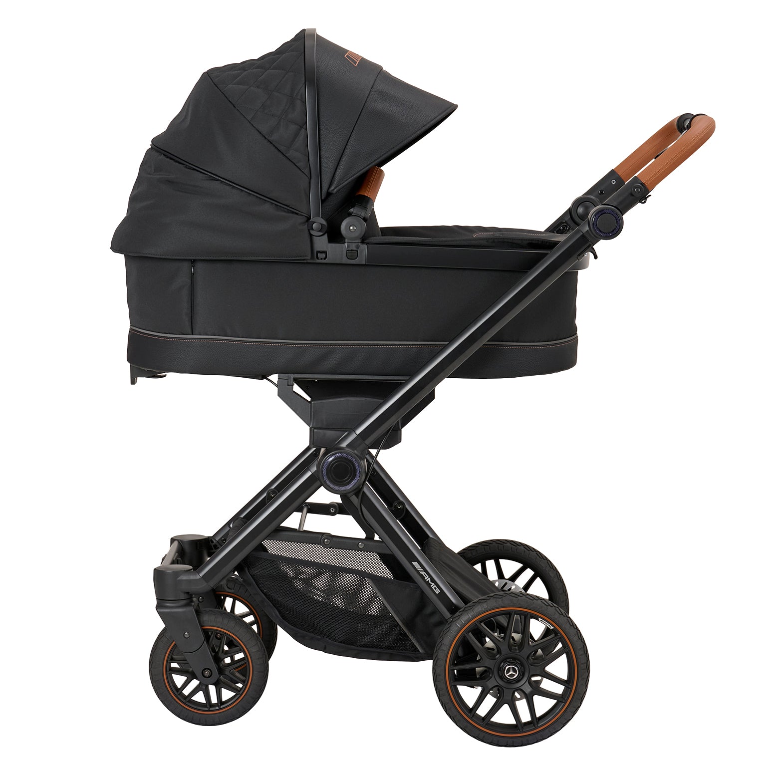 Kinderwagen 622 / Sienabraun mit Falttasche.
Verdeck komplett ausgeklappt.
Schutzbügel und Handgriff aus braunem Leder.
Gestell Nachtschwarz Magno.
Seitenansicht.