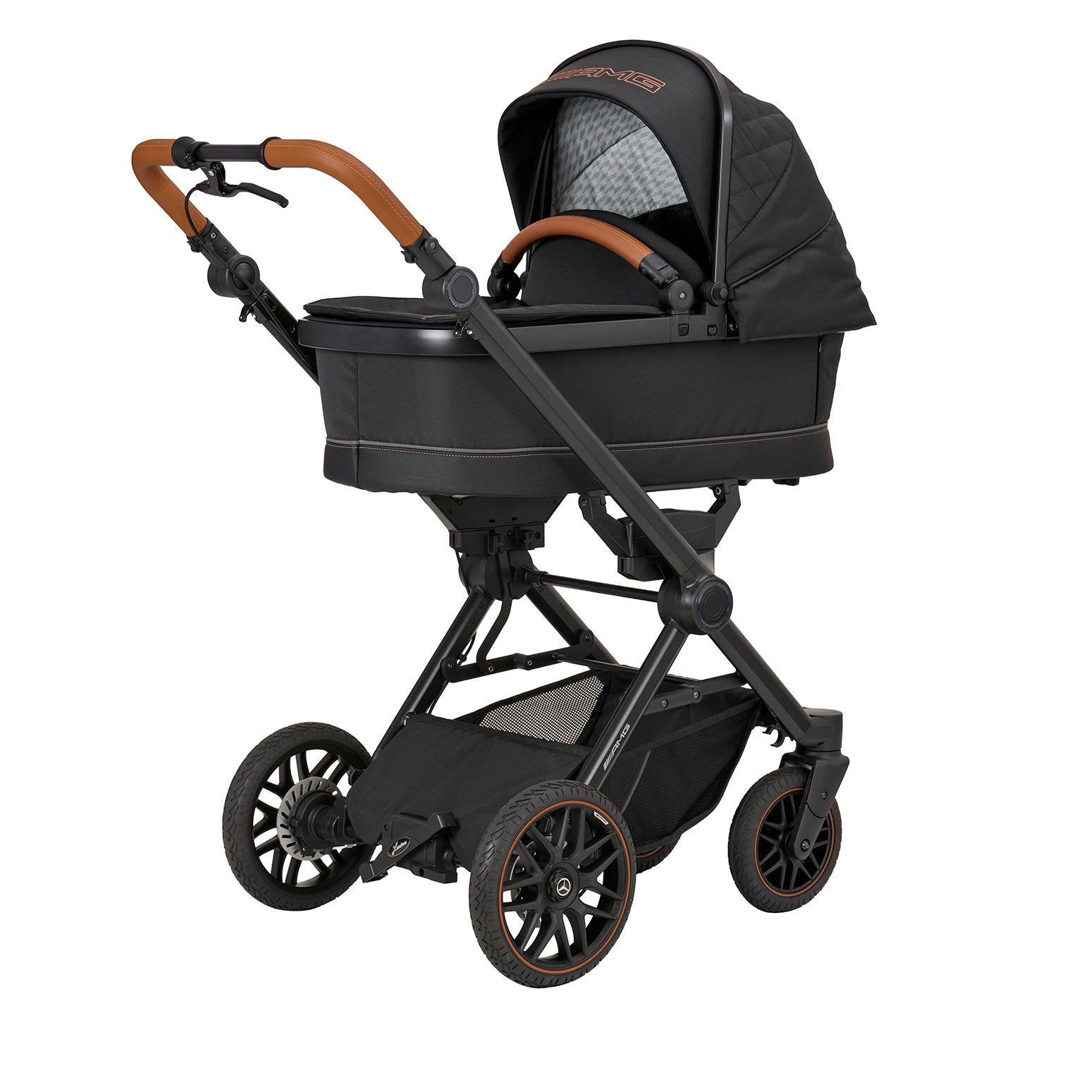 Kinderwagen 622 / Sienabraun mit Falttasche.
Schutzbügel und Handgriff aus braunem Leder.
Gestell Nachtschwarz-Magno.
Schräge Vorderansicht.