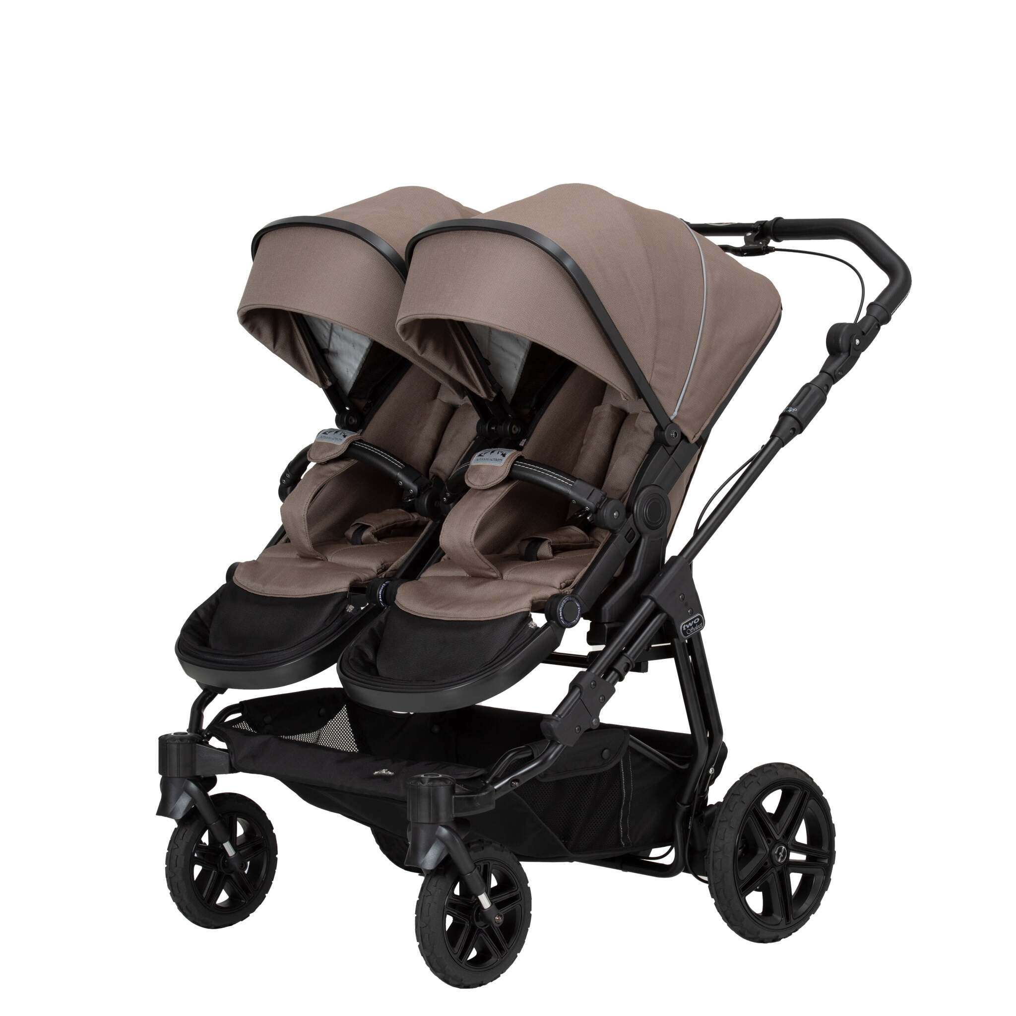 Two Select Outdoor Geschwisterwagen 701  / Toffee
mit verstellbarem Sportsitz und großem Sonnenverdeck.
Gestell, Schutzbügel und Handgriff in Schwarz. 
Mit Handbremse.
2 Sportsitze auf dem Gestell.
Schräge Vorderansicht.