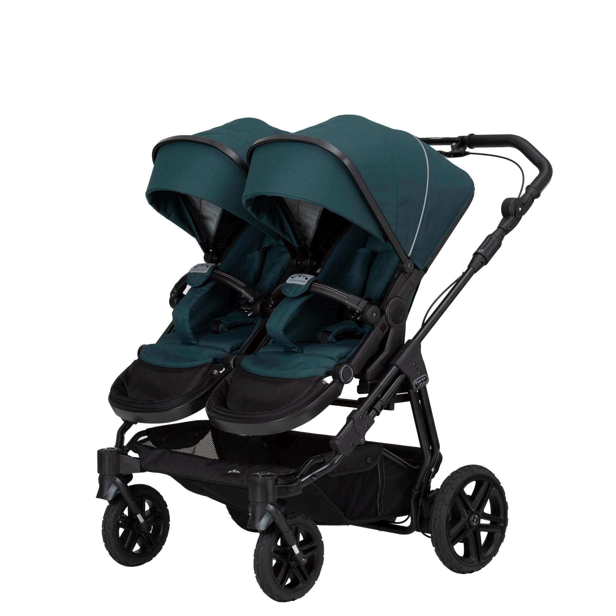 Two Select Outdoor Geschwisterwagen 702 / Leaf
mit verstellbarem Sportsitz und großem Sonnenverdeck.
Gestell, Schutzbügel und Handgriff in Schwarz. 
Mit Handbremse.
2 Sportsitze auf dem Gestell.
Schräge Vorderansicht.