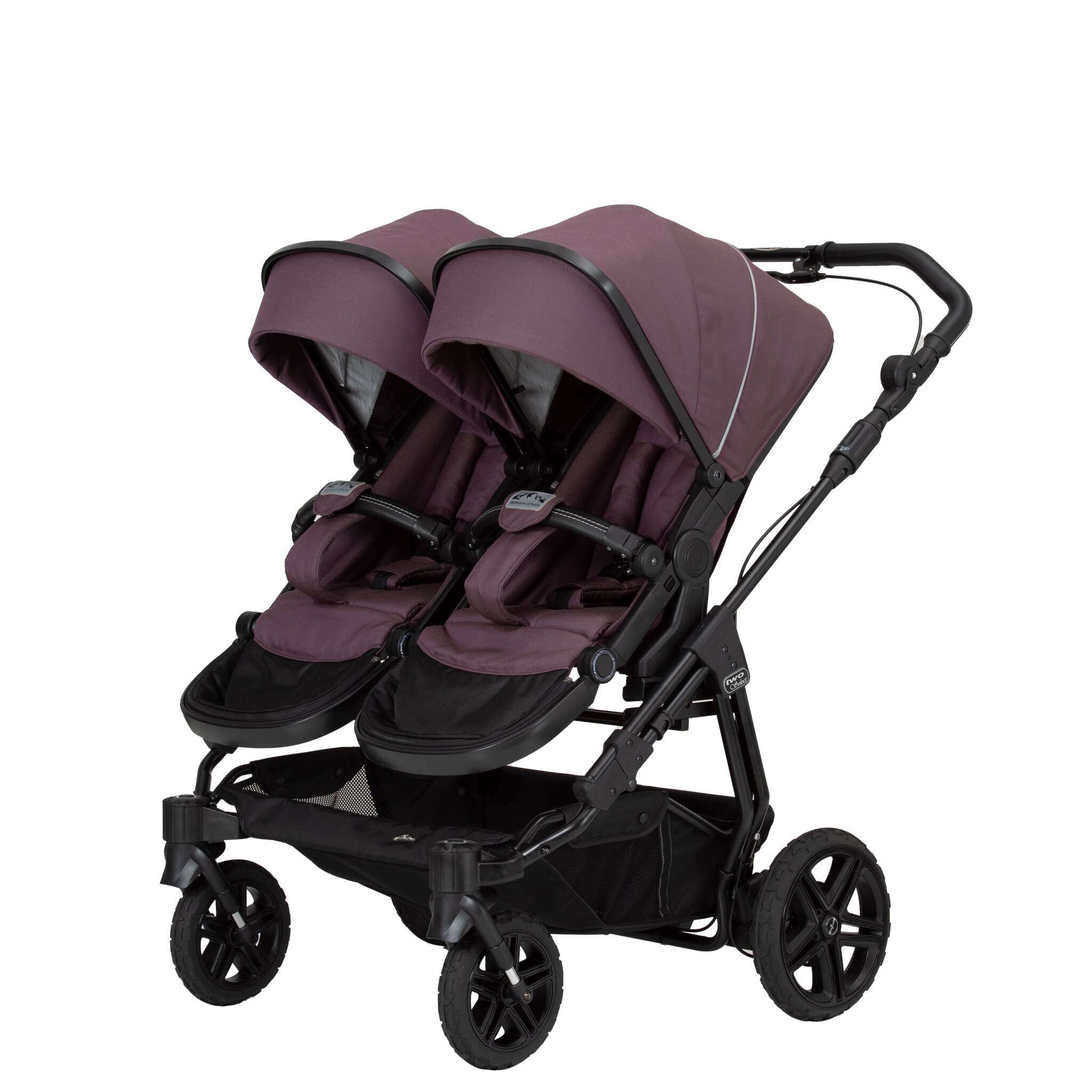 Two Select Outdoor Geschwisterwagen 703 / Amethyst
mit verstellbarem Sportsitz und großem Sonnenverdeck.
Gestell, Schutzbügel und Handgriff in Schwarz. 
Mit Handbremse.
2 Sportsitze auf dem Gestell.
Schräge Vorderansicht.