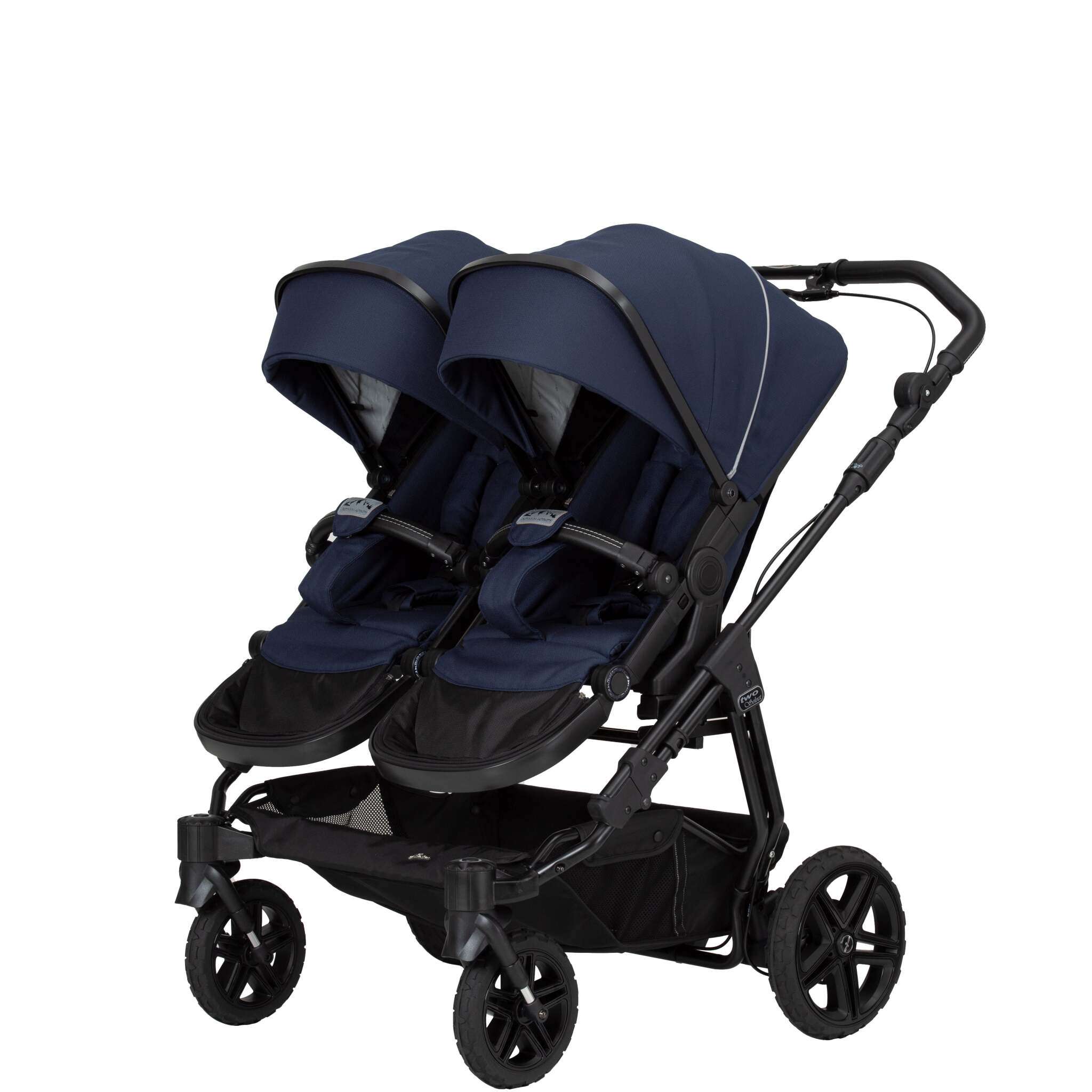 Two Select Outdoor Geschwisterwagen 704 / Saphir
mit verstellbarem Sportsitz und großem Sonnenverdeck.
Gestell, Schutzbügel und Handgriff in Schwarz. 
Mit Handbremse.
2 Sportsitze auf dem Gestell.
Schräge Vorderansicht.