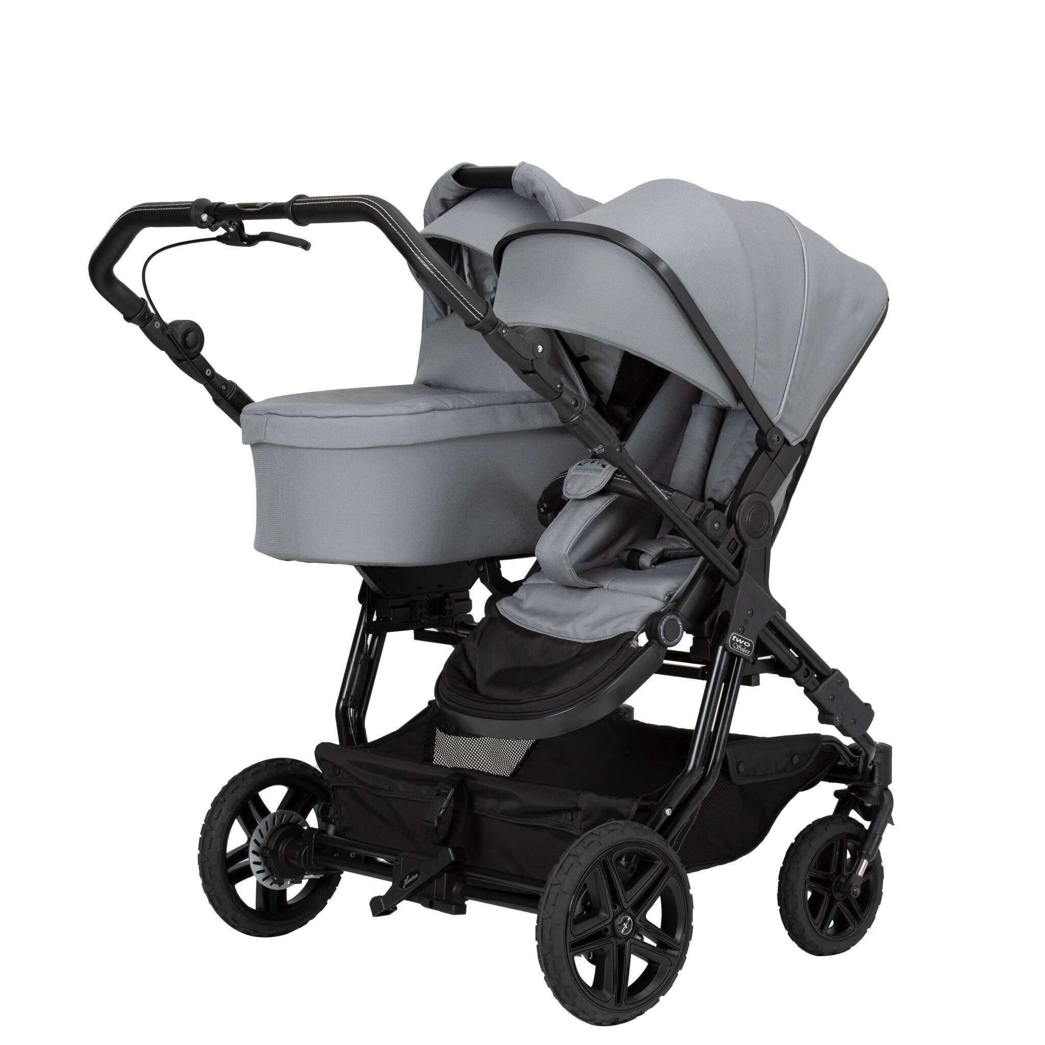 Two Select Outdoor Geschwisterwagen 705 / Graphit.
Gestell, Schutzbügel und Handgriff in Schwarz mit Handbremse.
1 Falttasche und eine Sitzeinheit auf dem Gestell.
Beides in einer Richtung.
Schräge Vorderansicht