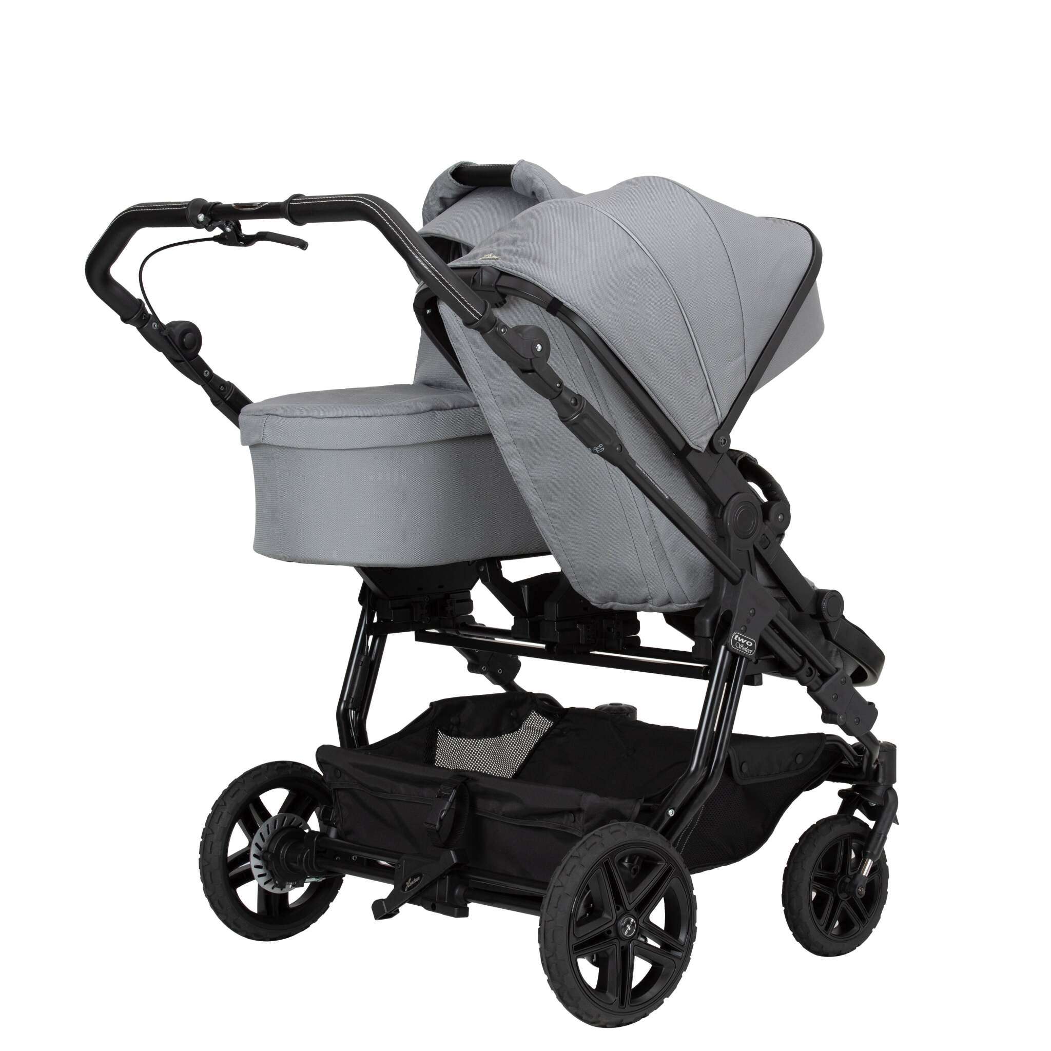 Two Select Outdoor Geschwisterwagen 705 / Graphit mit  Two Select Falttasche und Sportwagenaufsatz.
Gestell und Handgriff in Schwarz mit Handbremse.
Sportwagenaufsatz entgegengesetzt auf dem Gestell.
Schräge Vorderansicht.