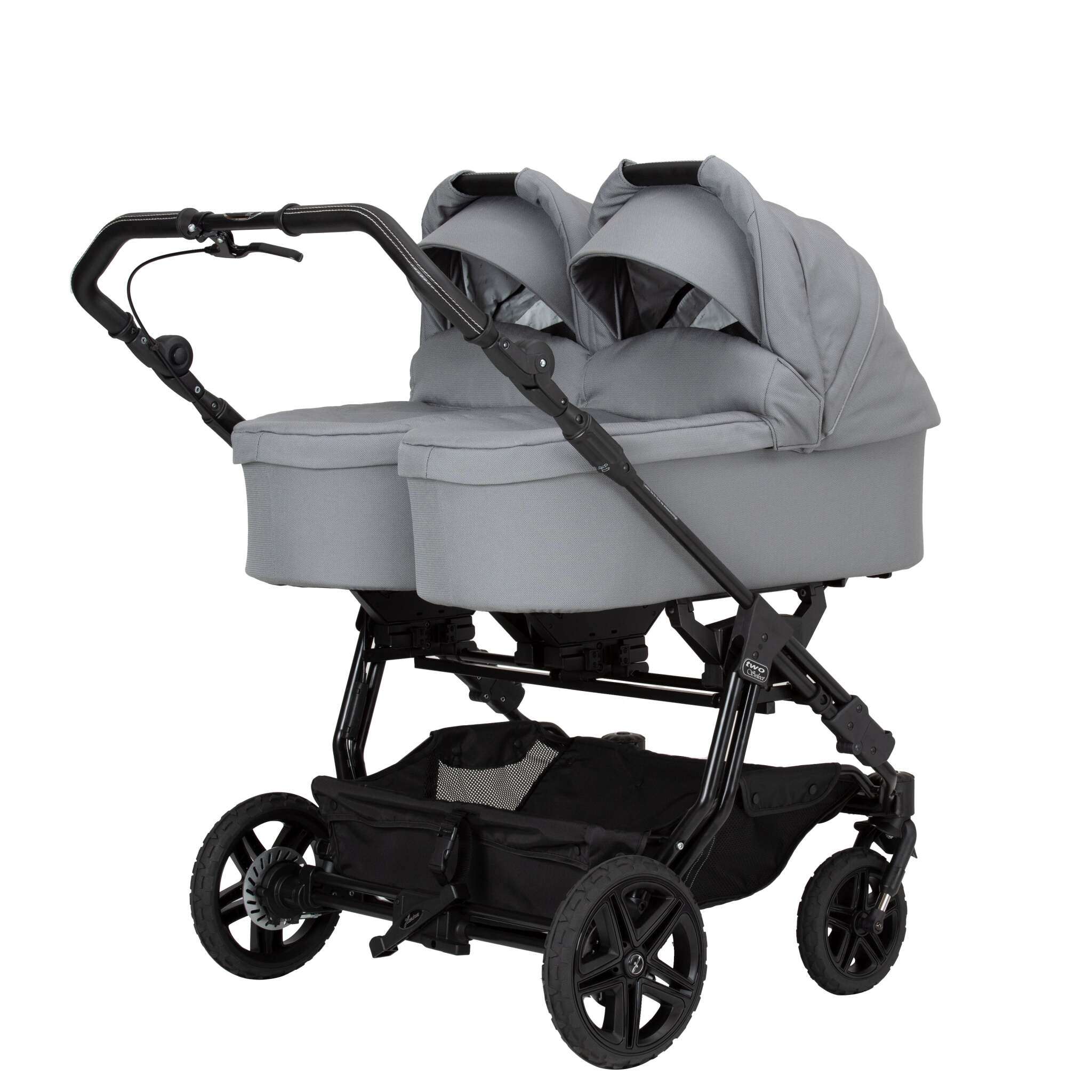 Two Select Outdoor Geschwisterwagen 705 / Graphit mit 2 Two Select Falttaschen.
Gestell und Handgriff in Schwarz mit Handbremse.
Schräge Vorderansicht.