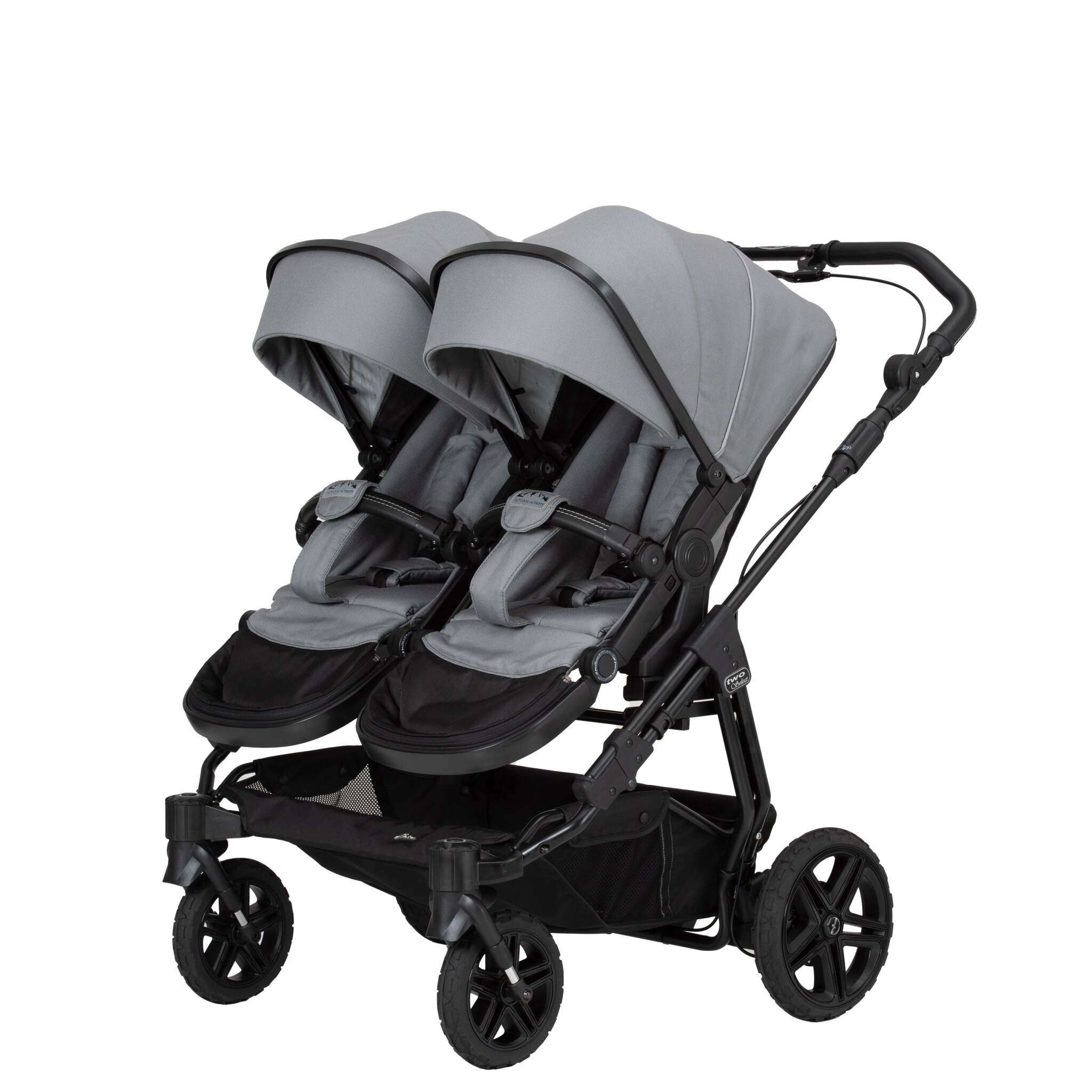 Two Select Outdoor Geschwisterwagen 705 / Graphit
mit verstellbarem Sportsitz und großem Sonnenverdeck.
Gestell, Schutzbügel und Handgriff in Schwarz. 
Mit Handbremse.
2 Sportsitze auf dem Gestell.
Schräge Vorderansicht.