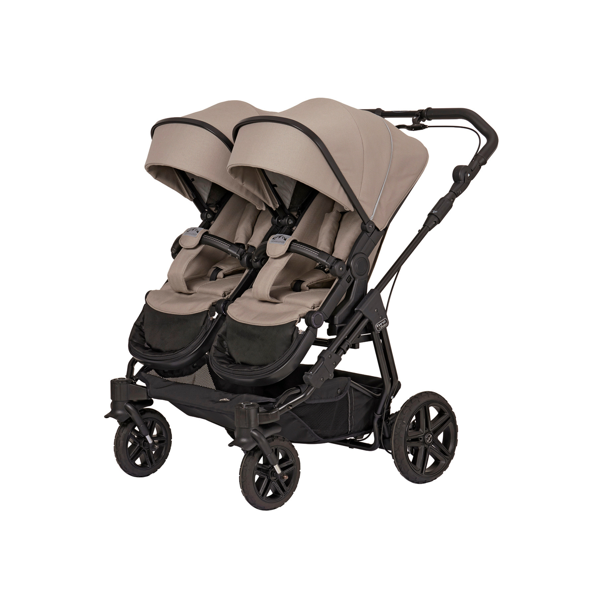 Geschwisterkinderwagen Two Select in 600 / Toffee mit 2 verstellbarem Sportsitzen und großem Sonnenverdeck.
Gestell in Schwarz mit Handbremse.
Verdeck halb herausgeklappt
Schräge  Vorderansicht.