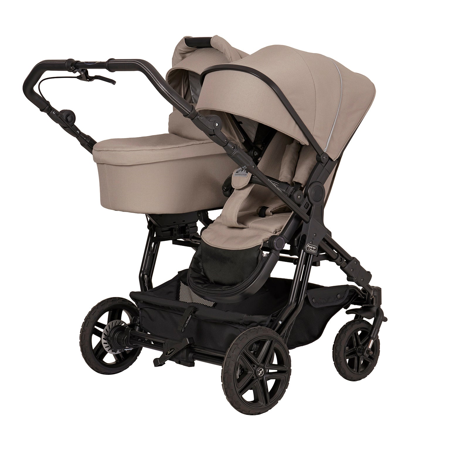 Geschwisterkinderwagen Two Select in 600 / Toffee mit verstellbarem Sportsitz  und großem Sonnenverdeck.
Auf der anderen Seite mit Falttasche.
Gestell in Schwarz mit Handbremse.
Verdeck halb herausgeklappt
Schräge  Vorderansicht.