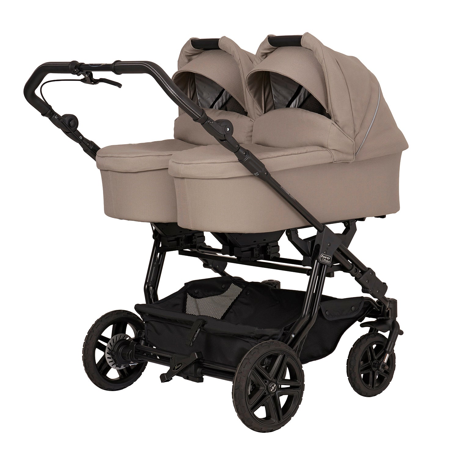 Two Select Kinderwagen 600 / Toffee.
Mit 2 Falttaschen.
Schräge Vorderansicht.