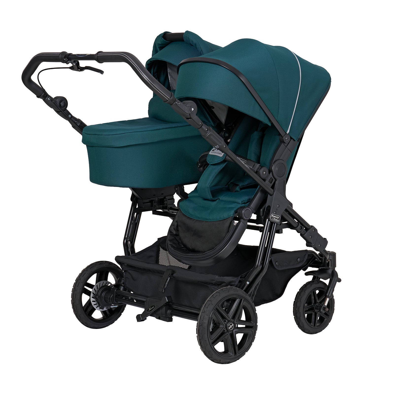 Geschwisterkinderwagen Two Select in 601 / Leaf mit verstellbarem Sportsitz  und großem Sonnenverdeck.
Auf der anderen Seite mit Falttasche.
Gestell in Schwarz mit Handbremse.
Verdeck halb herausgeklappt
Schräge  Vorderansicht.
