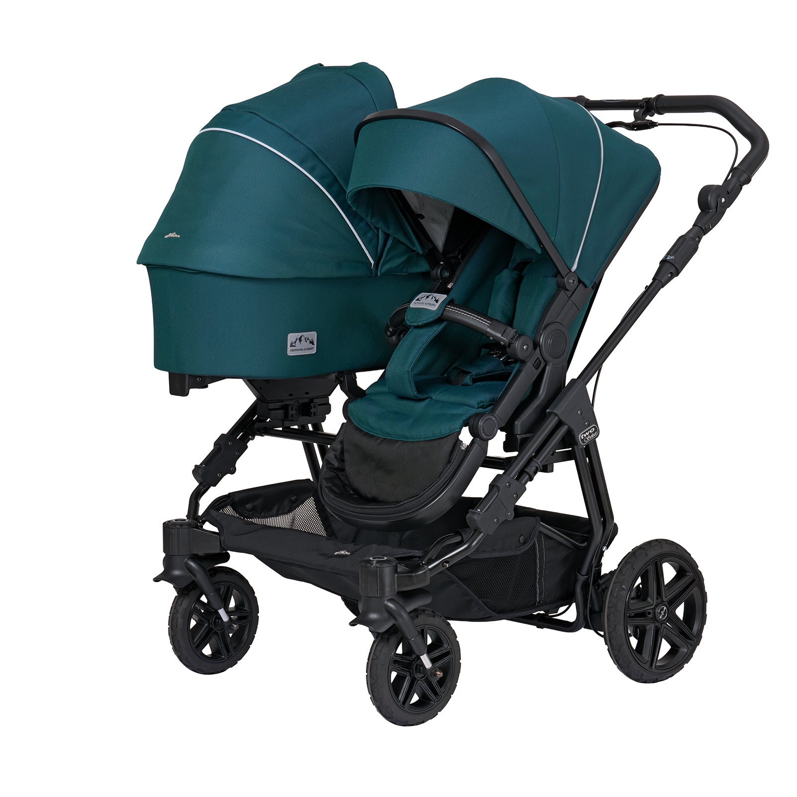 Geschwisterkinderwagen Two Select in 601 / Leaf mit verstellbarem Sportsitz  und großem Sonnenverdeck.
Verdeck halb herausgeklappt.
Auf der anderen Seite mit Falttasche.
Diese ist entgegen der Fahrtrichtung auf dem Gestell aufgesetzt.
Gestell in Schwarz mit Handbremse.
Schräge  Vorderansicht.