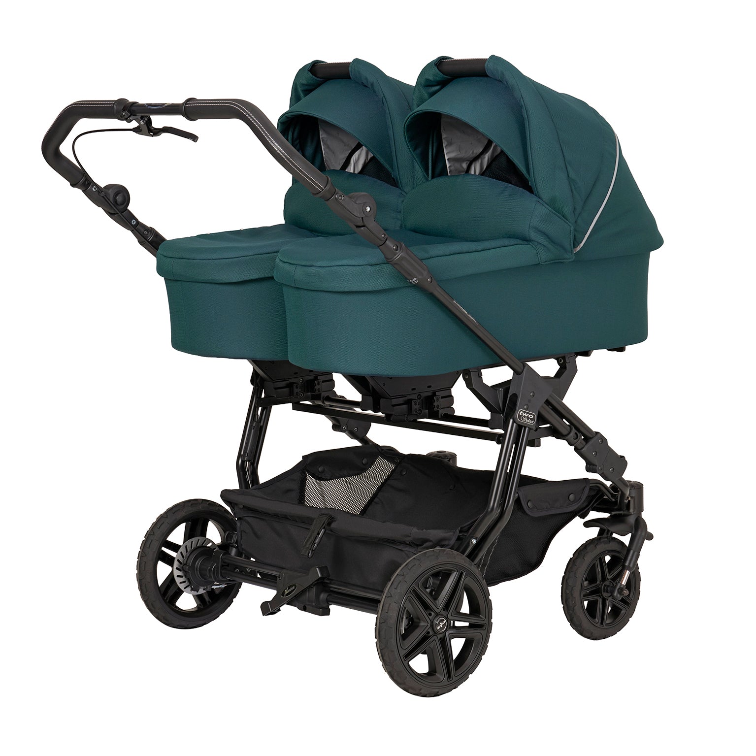 Geschwisterkinderwagen Two Select in 601 /  Leaf mit 2 Falttaschen.
Gestell in Schwarz mit Handbremse.
Schräge  Vorderansicht.