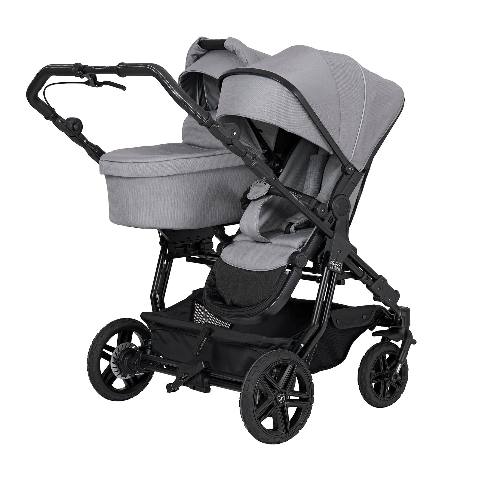 Geschwisterkinderwagen Two Select in 602 /  Graphit mit verstellbarem Sportsitz  und großem Sonnenverdeck.
Verdeck halb herausgeklappt.
Auf der anderen Seite mit Falttasche.
Gestell in Schwarz mit Handbremse.
Schräge  Vorderansicht.