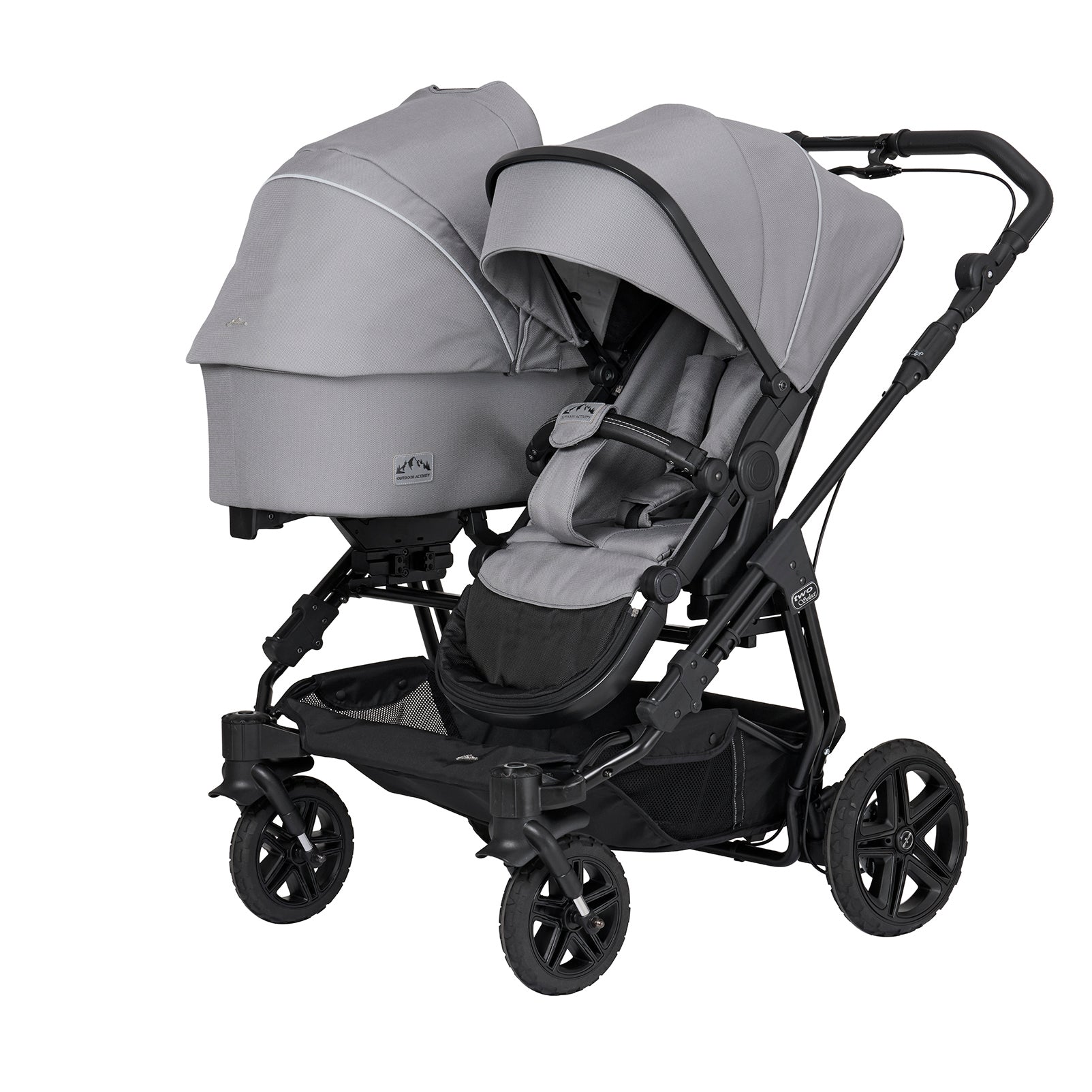 Two Select Kinderwagen 602 / Graphit.
Mit Sportwagenaufsatz und umgesetzter Falttasche.
Schräge Vorderansicht.