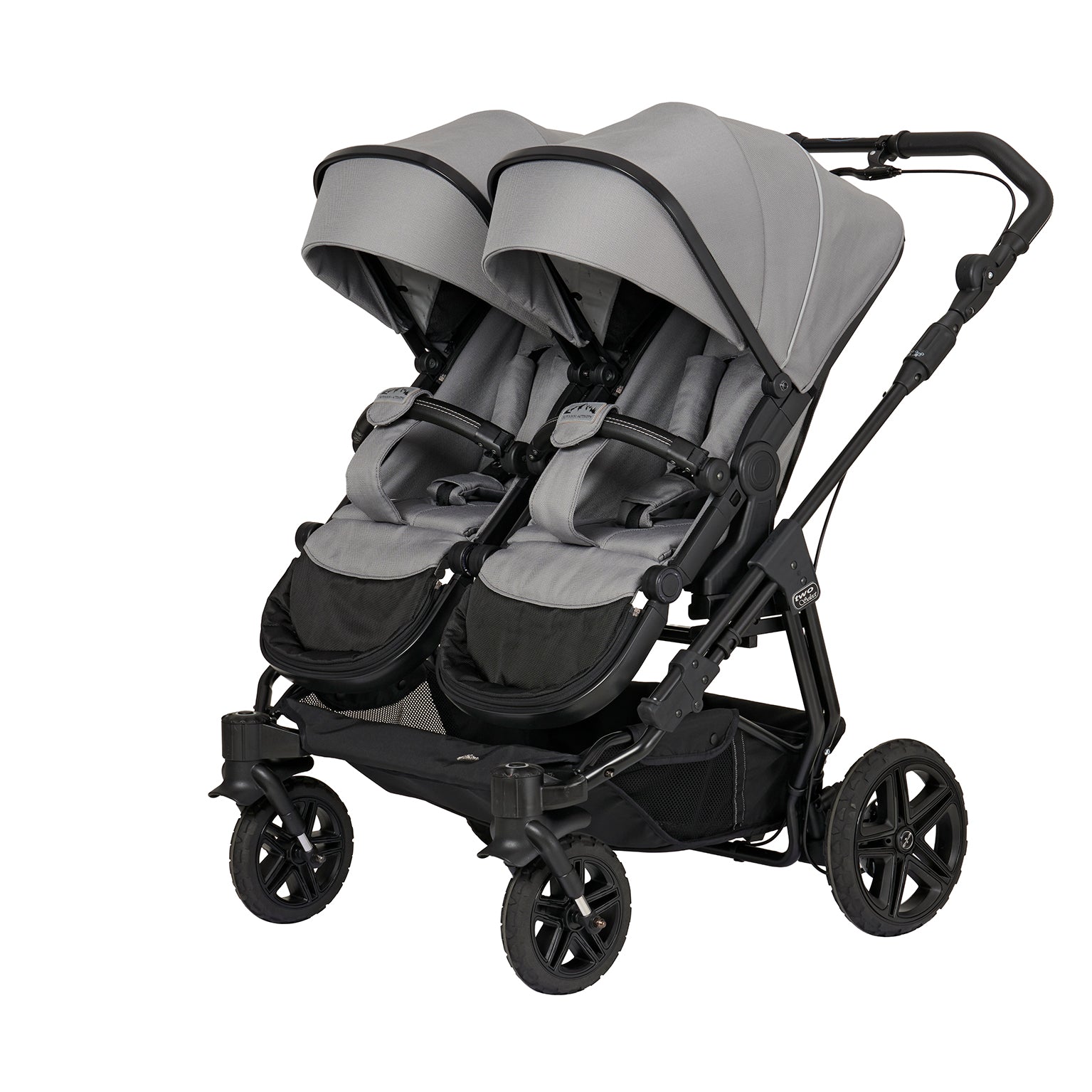 Geschwisterkinderwagen Two Select in 602 / Graphit mit 2 verstellbarem Sportsitzen und großem Sonnenverdeck.
Gestell in Schwarz mit Handbremse.
Verdeck halb herausgeklappt
Schräge  Vorderansicht.