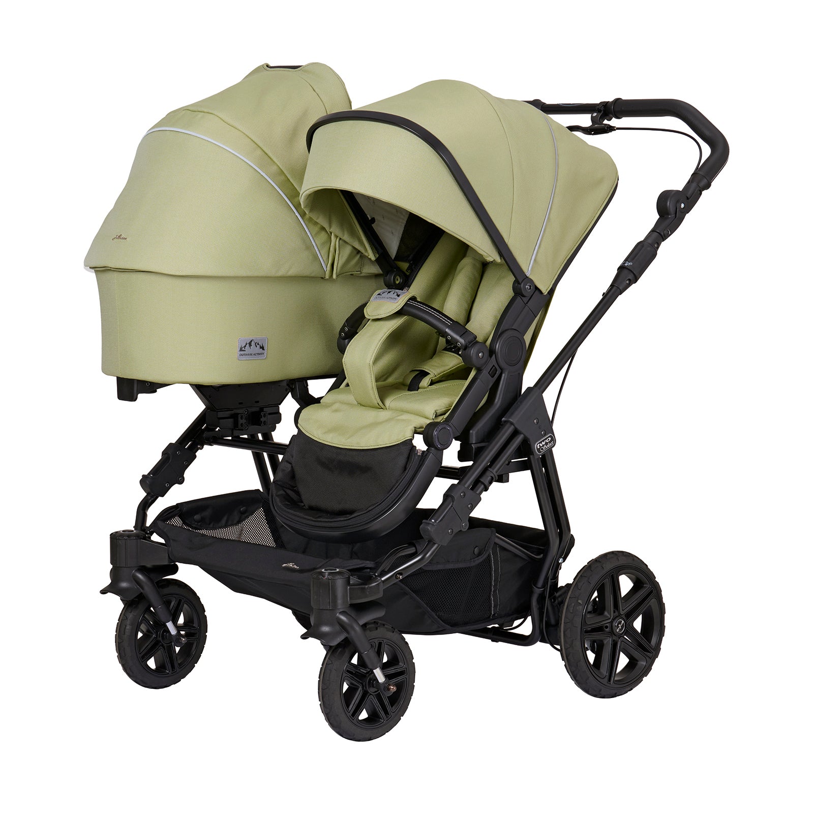 Geschwisterkinderwagen Two Select in 603 / Lime mit verstellbarem Sportsitz  und großem Sonnenverdeck.
Verdeck halb herausgeklappt.
Auf der anderen Seite mit Falttasche.
Diese ist entgegen der Fahrtrichtung auf dem Gestell aufgesetzt.
Gestell in Schwarz mit Handbremse.
Schräge  Vorderansicht.