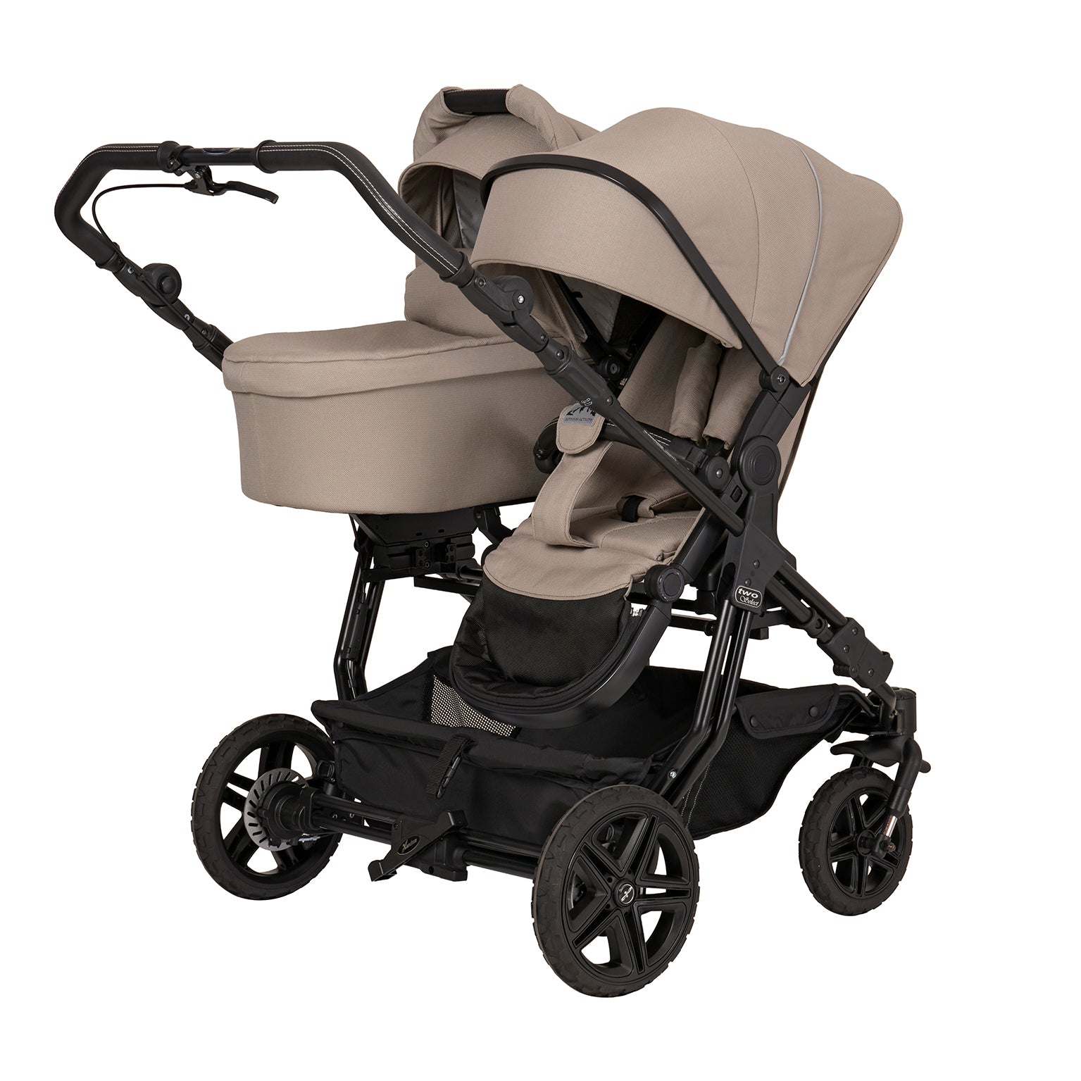 Geschwisterkinderwagen Two Select in 604 / Sand mit verstellbarem Sportsitz  und großem Sonnenverdeck.
Verdeck halb herausgeklappt.
Auf der anderen Seite mit Falttasche.
Gestell in Schwarz mit Handbremse.
Schräge  Vorderansicht.