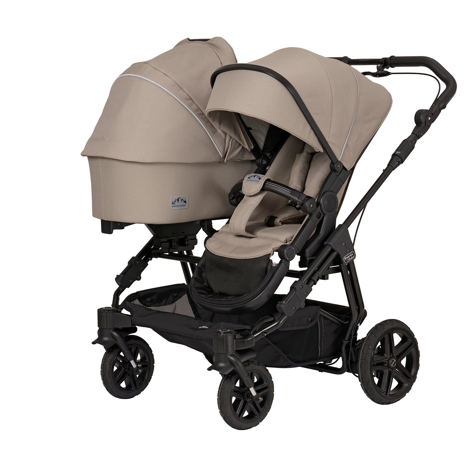 Geschwisterkinderwagen Two Select in 604 / Sand mit verstellbarem Sportsitz  und großem Sonnenverdeck.
Verdeck halb herausgeklappt.
Auf der anderen Seite mit Falttasche.
Diese ist entgegen der Fahrtrichtung auf dem Gestell aufgesetzt.
Gestell in Schwarz mit Handbremse.
Schräge  Vorderansicht.