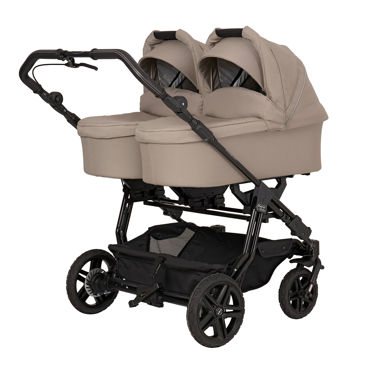 Two Select Kinderwagen 604 / Sand.
Mit 2  Falttaschen in gleicher Richtung.
Schräge Vorderansicht.