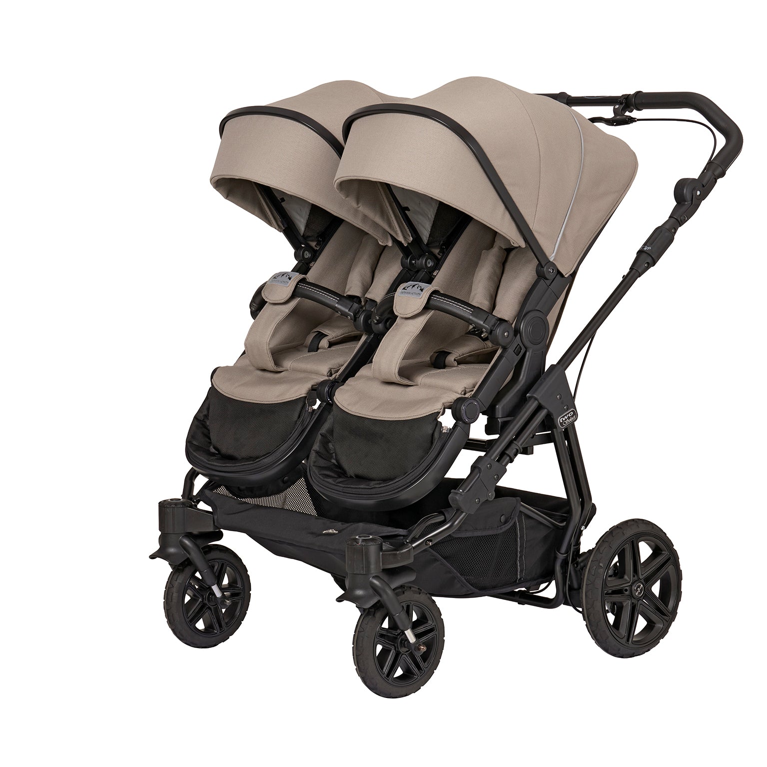 Geschwisterkinderwagen Two Select in 604 / Sand mit 2 verstellbarem Sportsitzen und großem Sonnenverdeck.
Gestell in Schwarz mit Handbremse.
Verdeck halb herausgeklappt
Schräge  Vorderansicht.