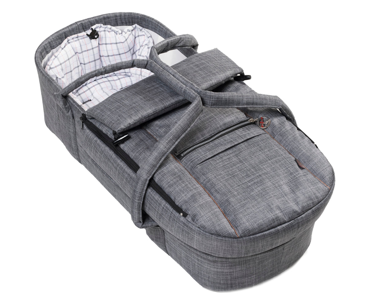 Graue Kombitasche mit Griffen, Reißverschlussfächern und gepolstertem Innenraum, geöffnet für Babytransport oder Zubehör