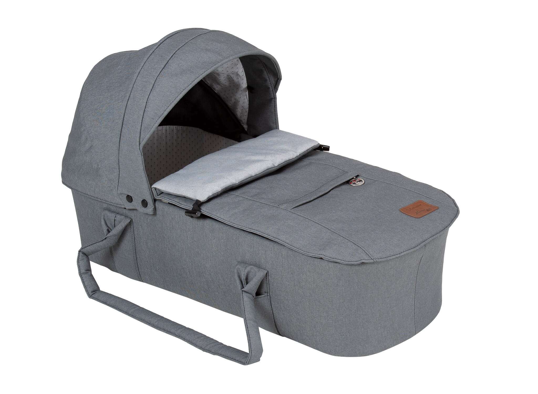 Kombitasche 834 mit Verdeck.
Kann man zum Fußsack umwandeln.
Schräge Vorderansicht.