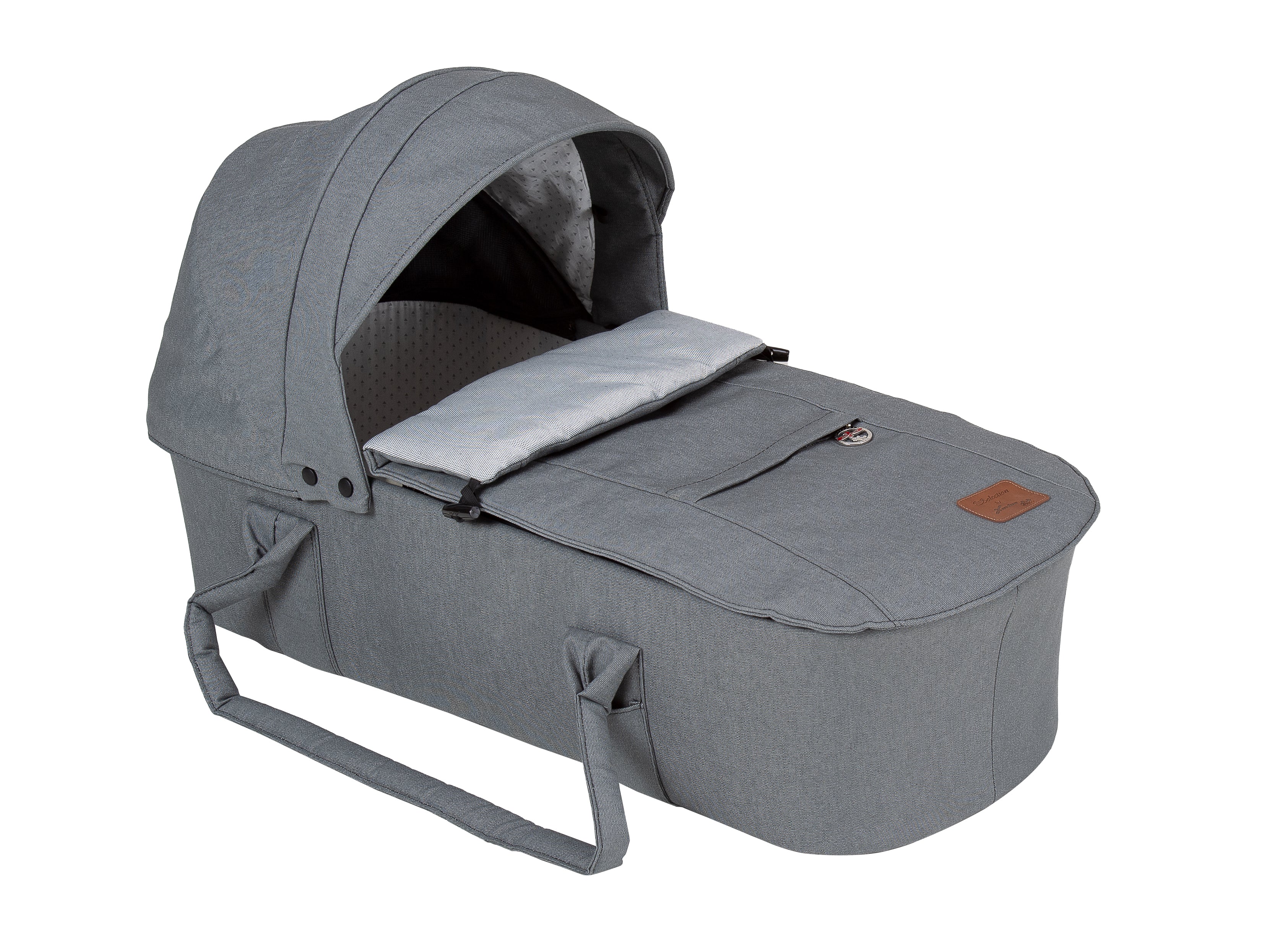 Kombitasche 834 mit Verdeck.
Kann man zum Fußsack umwandeln.
Schräge Vorderansicht.