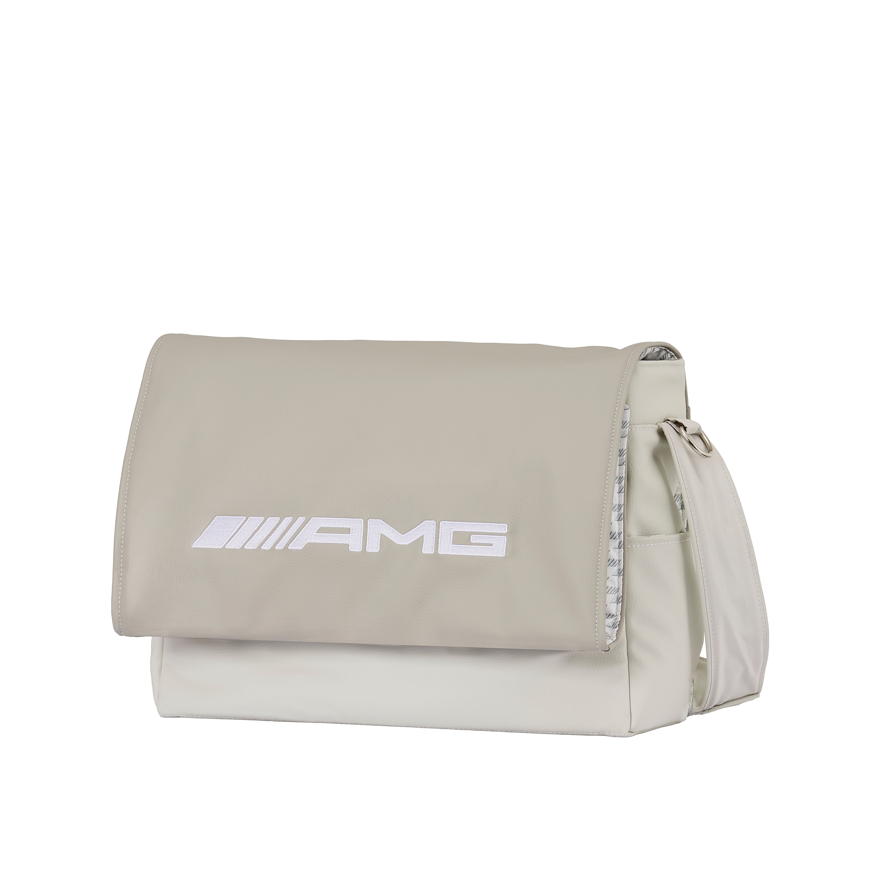 Wickeltasche in 621 / Bright Light mit mehreren Innenfächern und Schultergurt.
Ziernähte und  AMG Stickerei.
Schräge Vorderansicht.