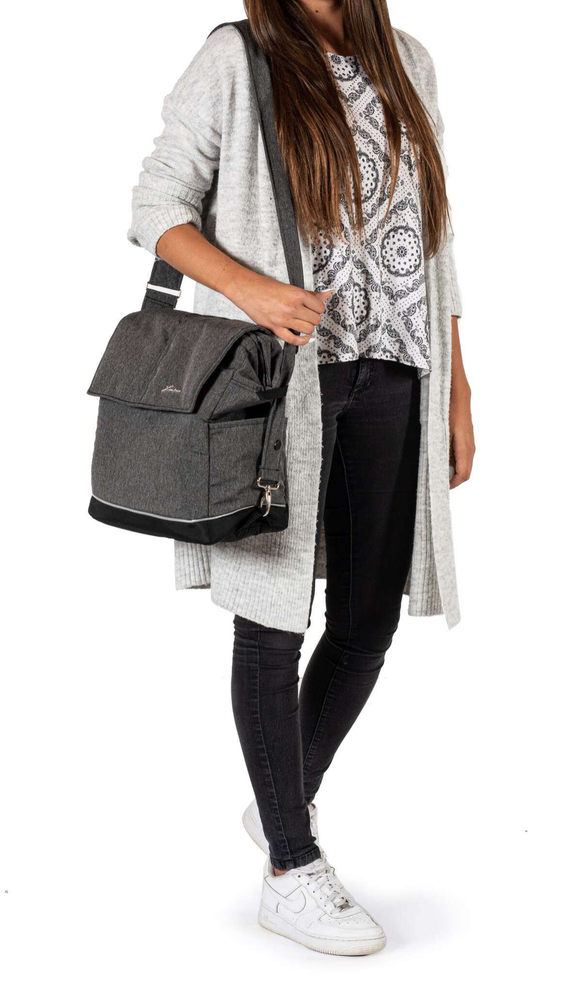 Wickeltasche "Flexi bag"
Tragbar als Rucksack, Umhängetasche oder Handtasche
Trageband mit großem Verstellbereich
Praktische Inneneinteilung .
Detailbild Tragemöglichkeit als Umhängetasche.