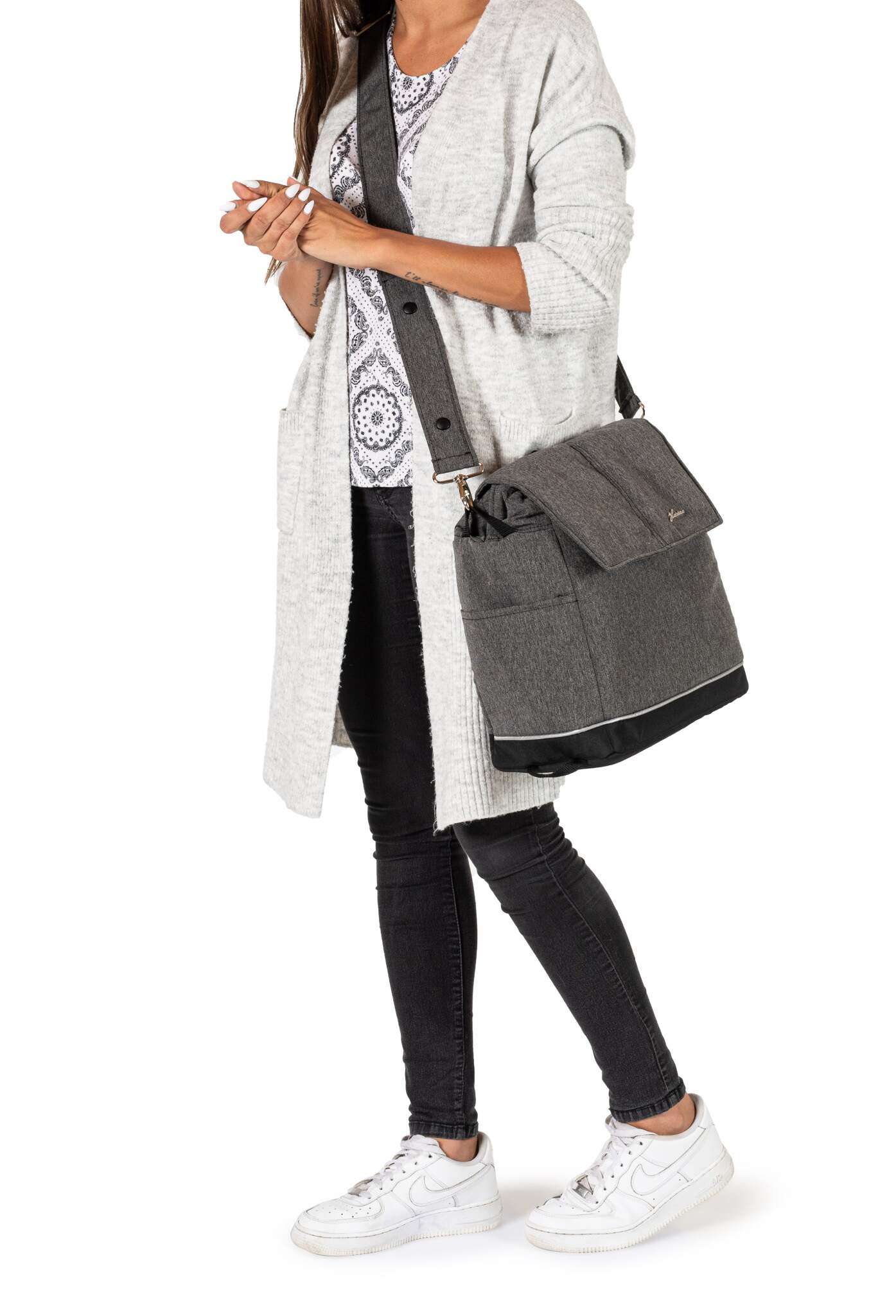 Wickeltasche "Flexi bag"
Tragbar als Rucksack, Umhängetasche oder Handtasche
Trageband mit großem Verstellbereich
Praktische Inneneinteilung .
Detailbild als Umhängetasche schräg über der Schulter.