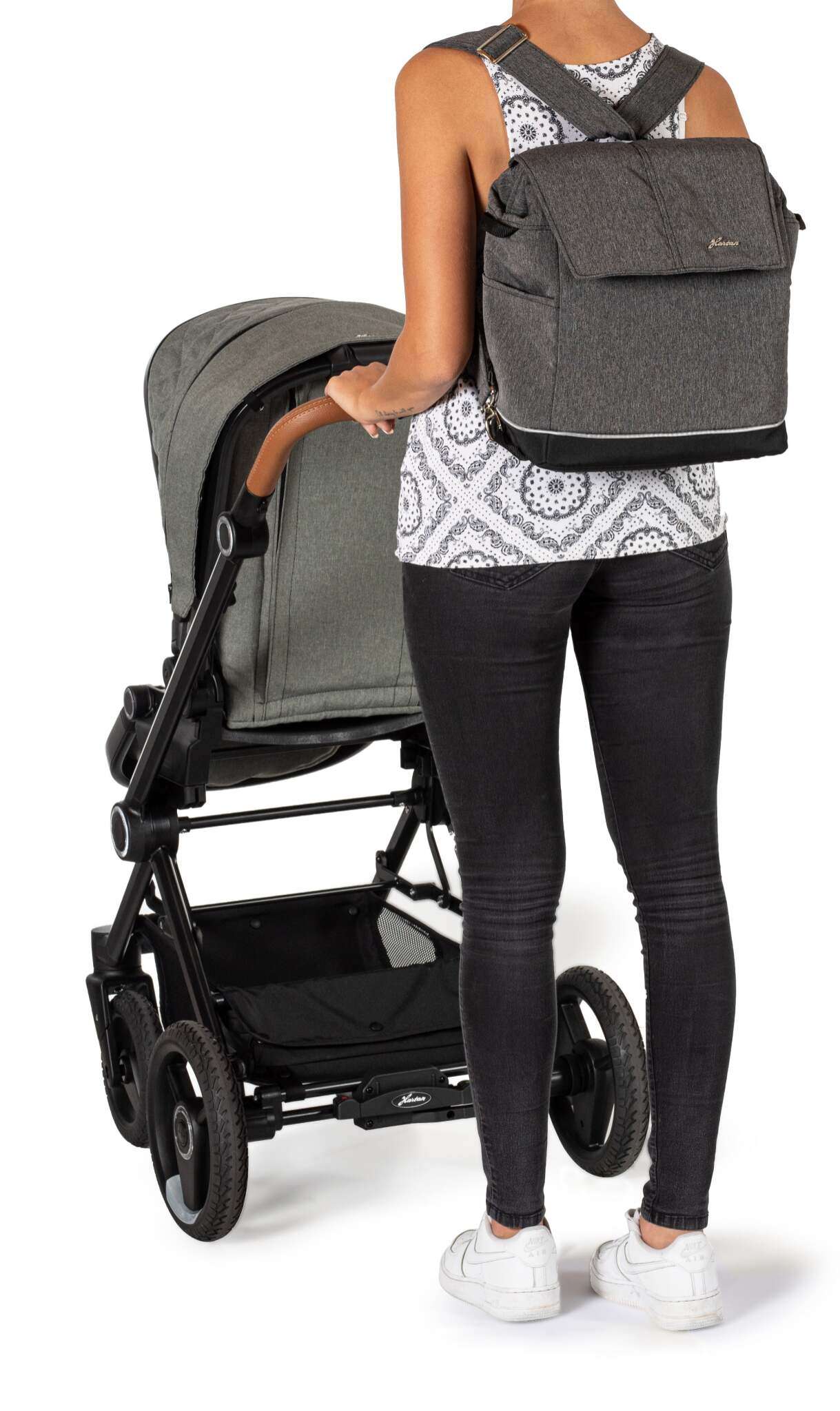 Wickeltasche "Flexi bag"
Tragbar als Rucksack, Umhängetasche oder Handtasche
Trageband mit großem Verstellbereich
Praktische Inneneinteilung .
Detailbild als Rucksack mit Kinderwagen.