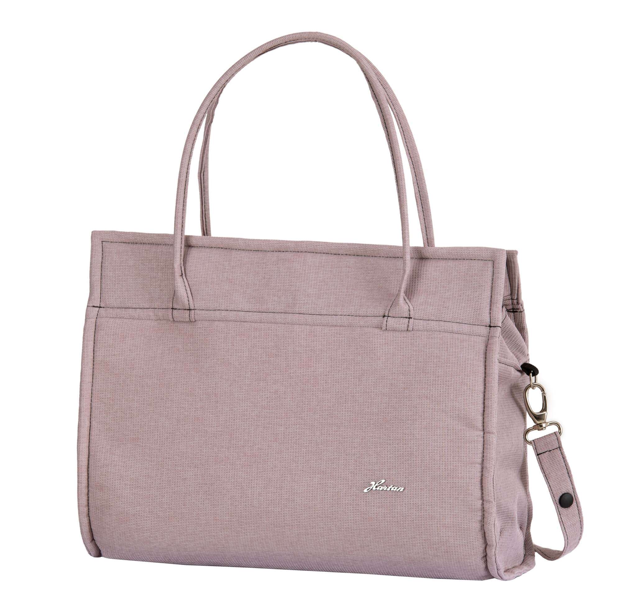 Wickeltasche Casual Bag 808 / Rosy Birds.
Mit praktischer Innenaufteilung und Aufbewahrungstaschen, sowie einem Schultergurt.
Schräge Vorderansicht.