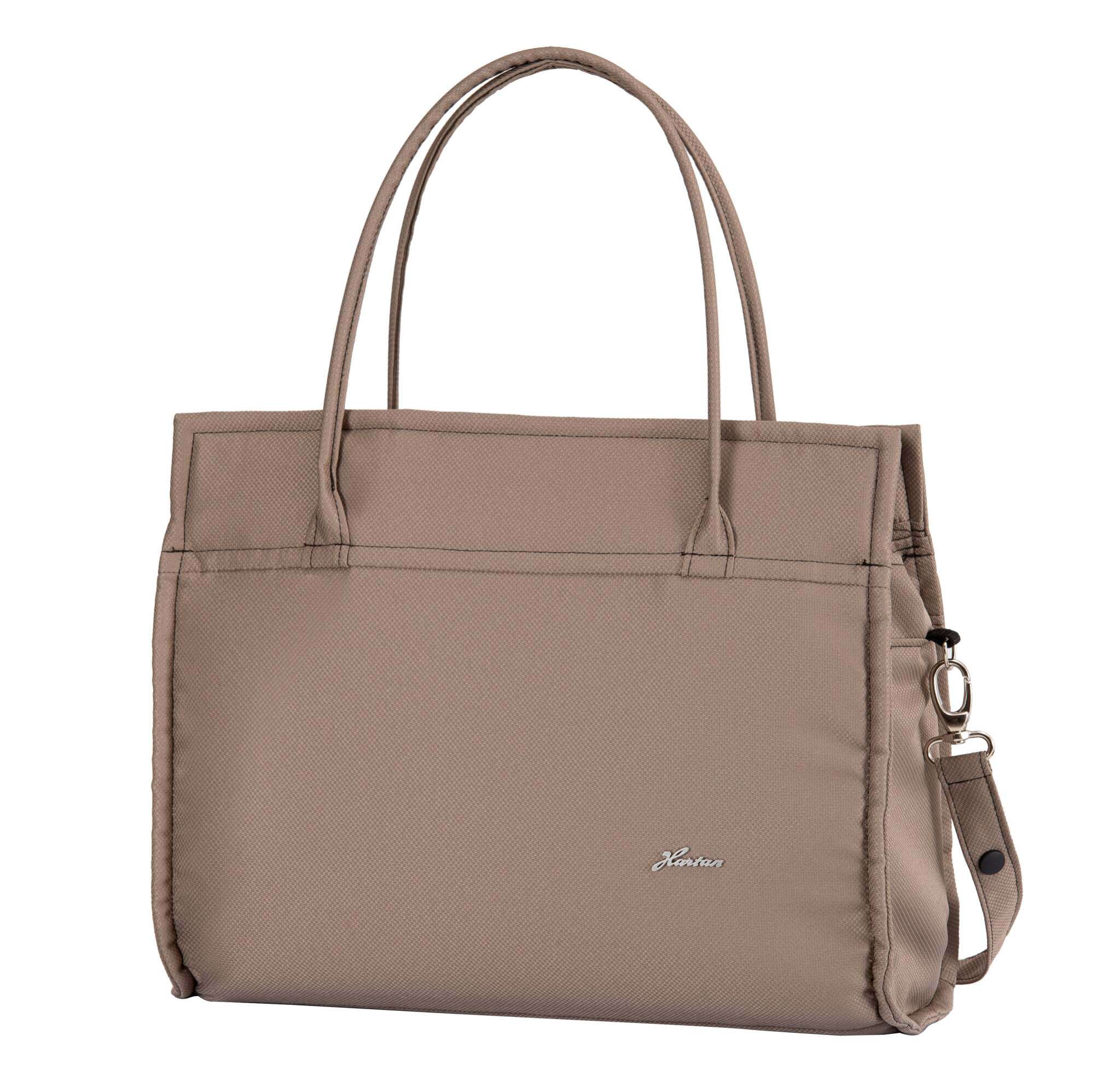 Wickeltasche Casual Bag 815 / Happy Feet.
Mit praktischer Innenaufteilung und Aufbewahrungstaschen, sowie einem Schultergurt.
Schräge Vorderansicht.