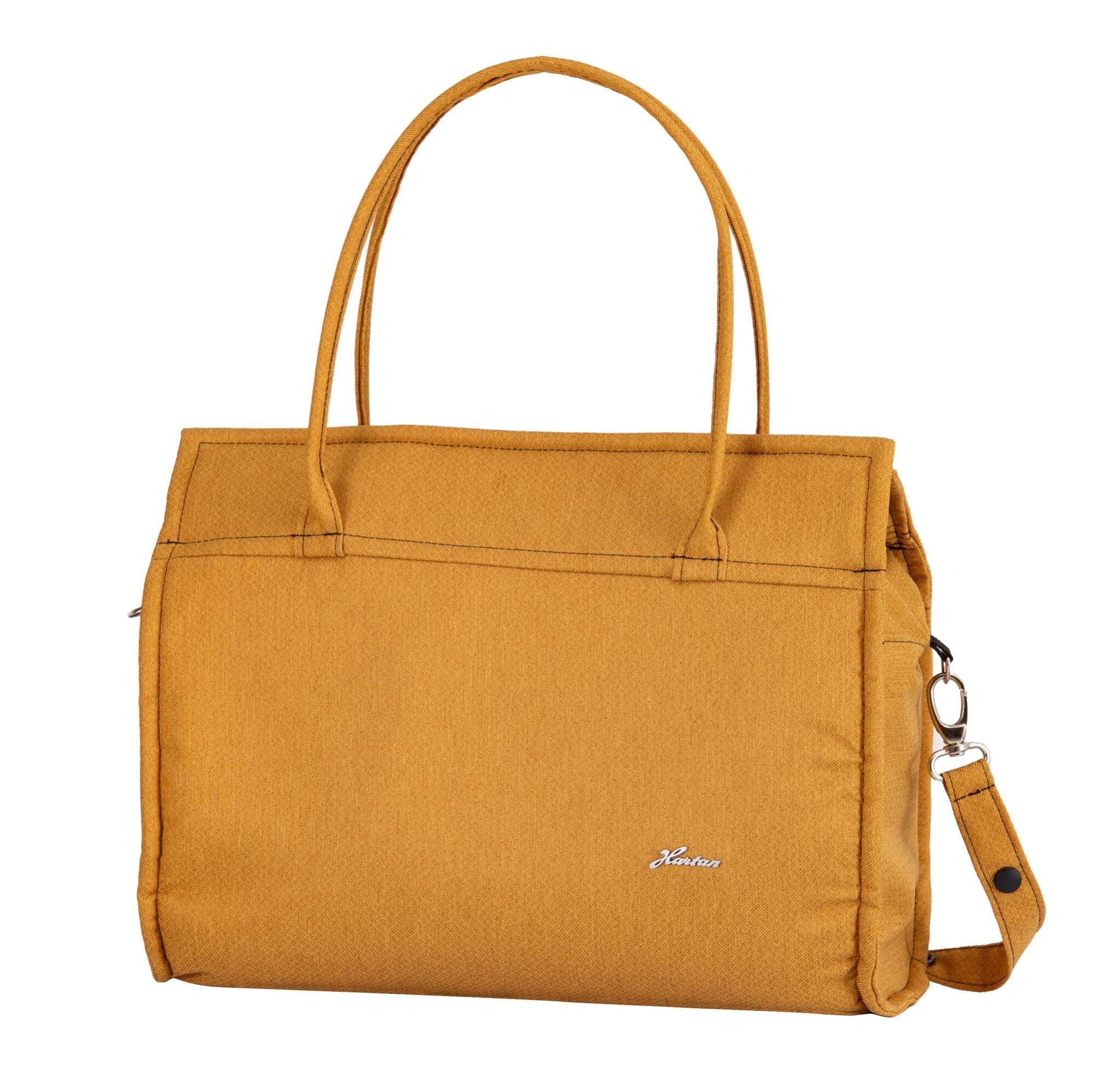 Wickeltasche Casual Bag 819 / Forest Friends.
Mit praktischer Innenaufteilung und Aufbewahrungstaschen, sowie einem Schultergurt.
Schräge Vorderansicht.