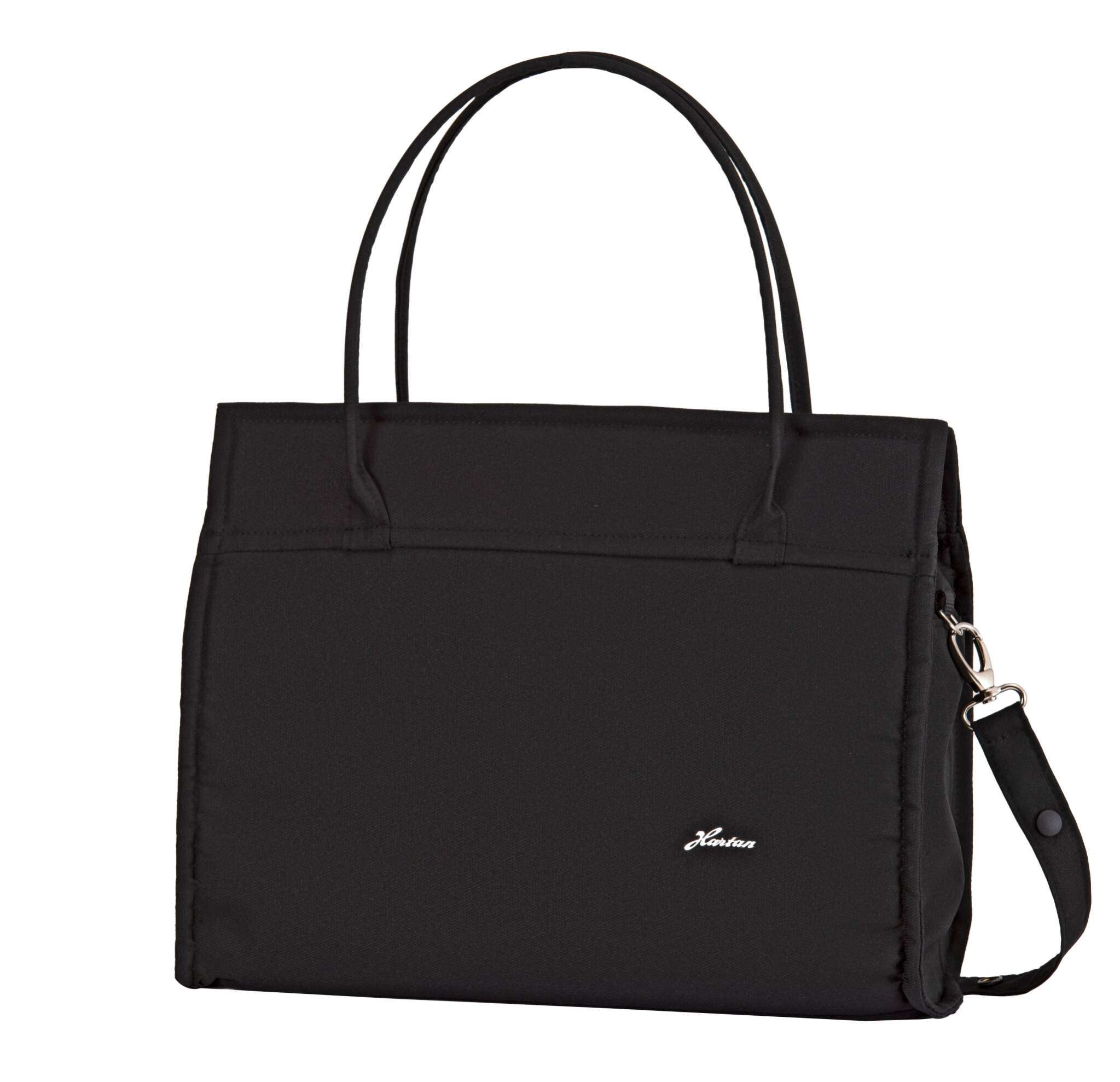 Wickeltasche Casual Bag 823 / Black pinstripe.
Mit praktischer Innenaufteilung und Aufbewahrungstaschen, sowie einem Schultergurt.
Schräge Vorderansicht.