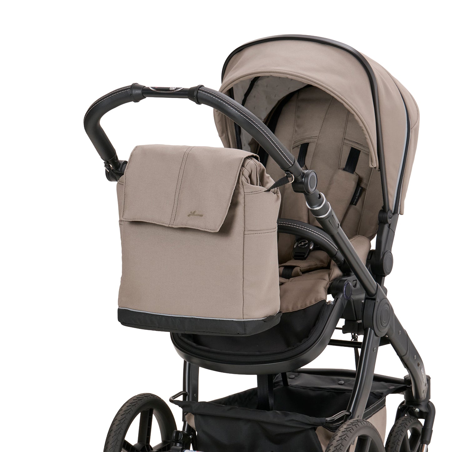 Wickeltasche Flexi Bag 604 / Sand mit mehreren Innenfächern und Schultergurt.
Am Sportwagen mit der Vorrichtung befestigt.
Schräge Vorderansicht.