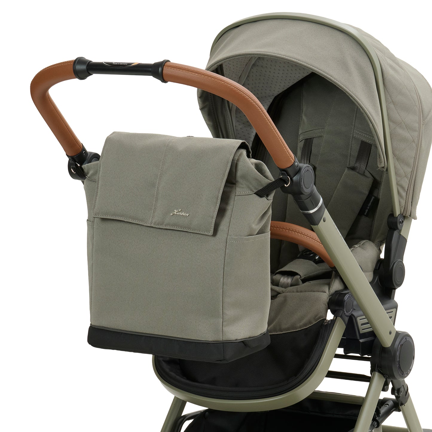 Wickeltasche Flexi Bag 608 / Pistachio  mit mehreren Innenfächern und Schultergurt.
Mit Vorrichtung am Sportwagen befestigt.
Schräge Vorderansicht.