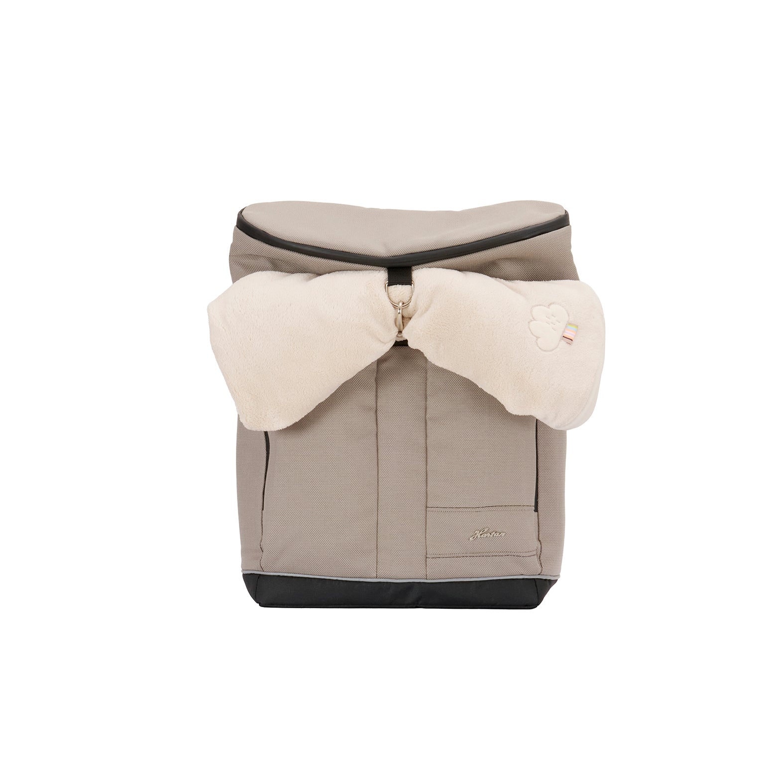 Wickelrucksack Space Bag 604 / Sand mit mehreren Fächern und gepolsterte Schultergurte.
Ansicht von vorne mit zusammengerollter Kuscheldecke.