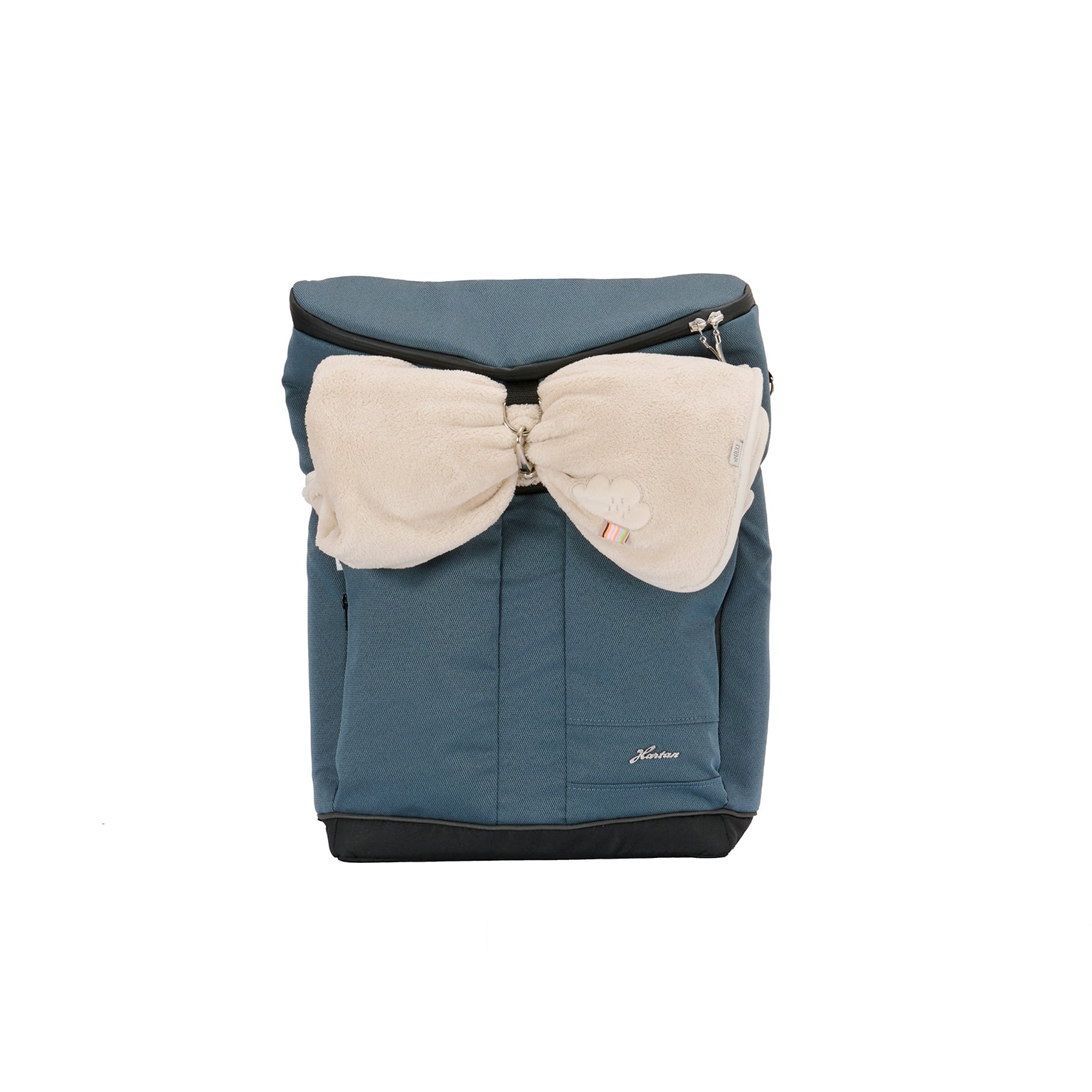 Wickelrucksack Space Bag 607 / Butterfly Pea mit mehreren Innenfächern und gepolsterte Schultergurte.
Ansicht von vorne mit Kuscheldecke.