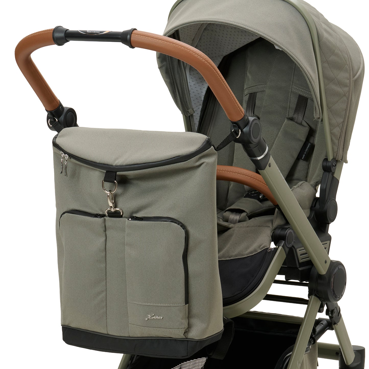 Wickelrucksack Space Bag 608 / Pistachio mit mehreren Innenfächern und gepolsterte Schultergurte.
Am Sportwagen mit Vorrichtung befestigt.
Schräge Vorderansicht.