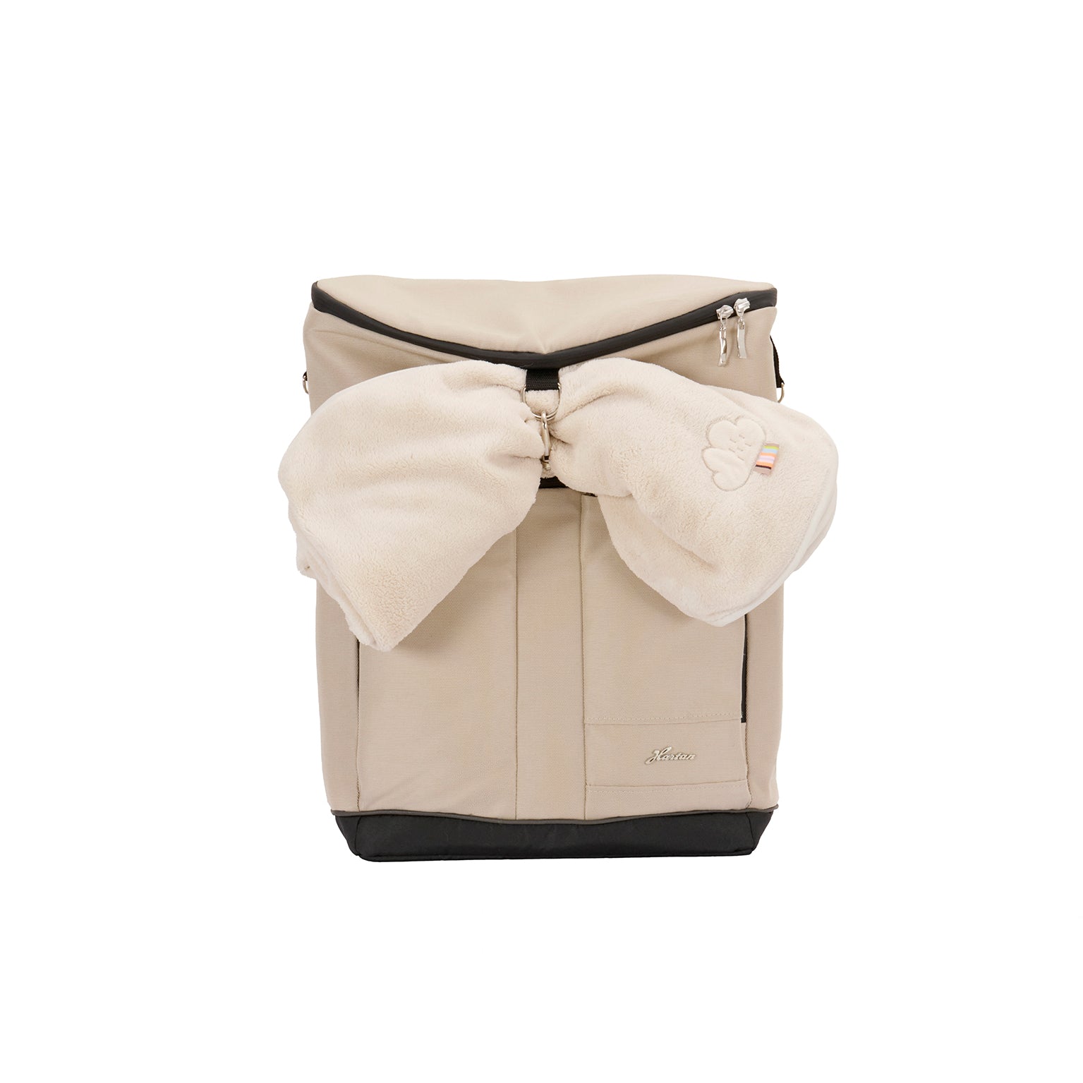 Wickelrucksack Space Bag 609 / Peanut mit mehreren Innenfächern und gepolsterte Schultergurte.
Ansicht von vorne mit Kuscheldecke.