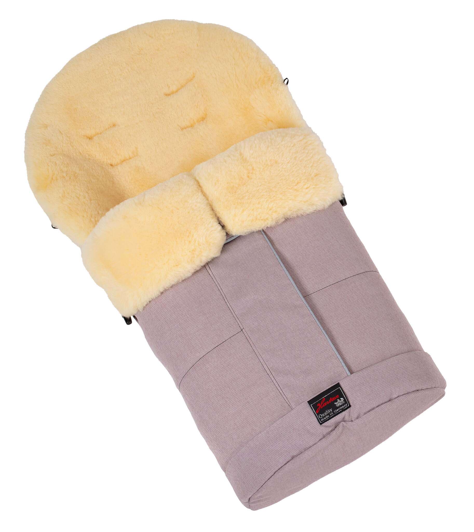 Lammfellfußsack 808  / Rosy Birds für den GTS Sportwagen.
Schön weich und Klimaausgleichend Schräge Draufsicht.