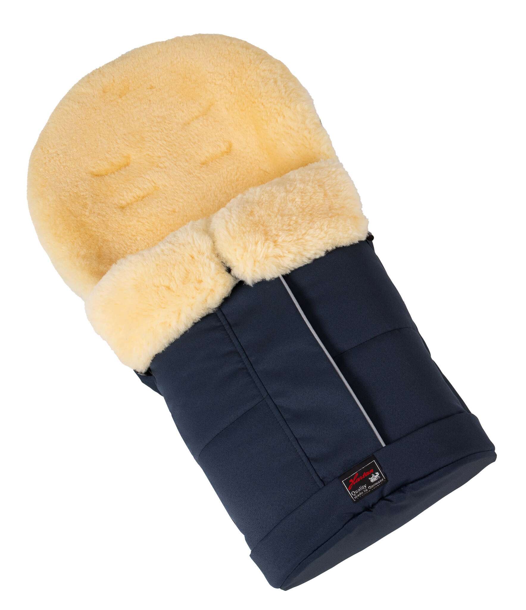 Lammfellfußsack 810 / Navy Stripes für den GTS Sportwagen.
Schön weich und Klimaausgleichend Schräge Draufsicht.