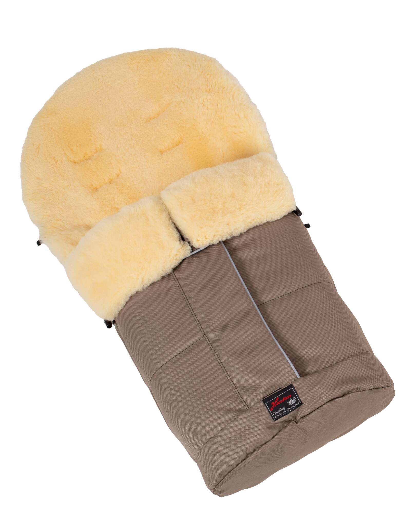 Lammfellfußsack 815 /Happy Feet für den GTS Sportwagen.
Schön weich und Klimaausgleichend Schräge Draufsicht.