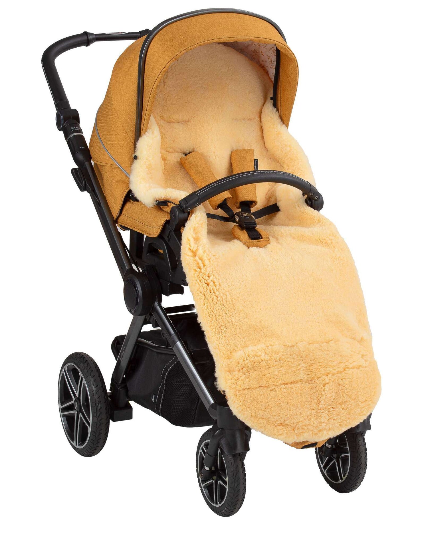 eingebauter Lammfellfußsack im Sportwagen