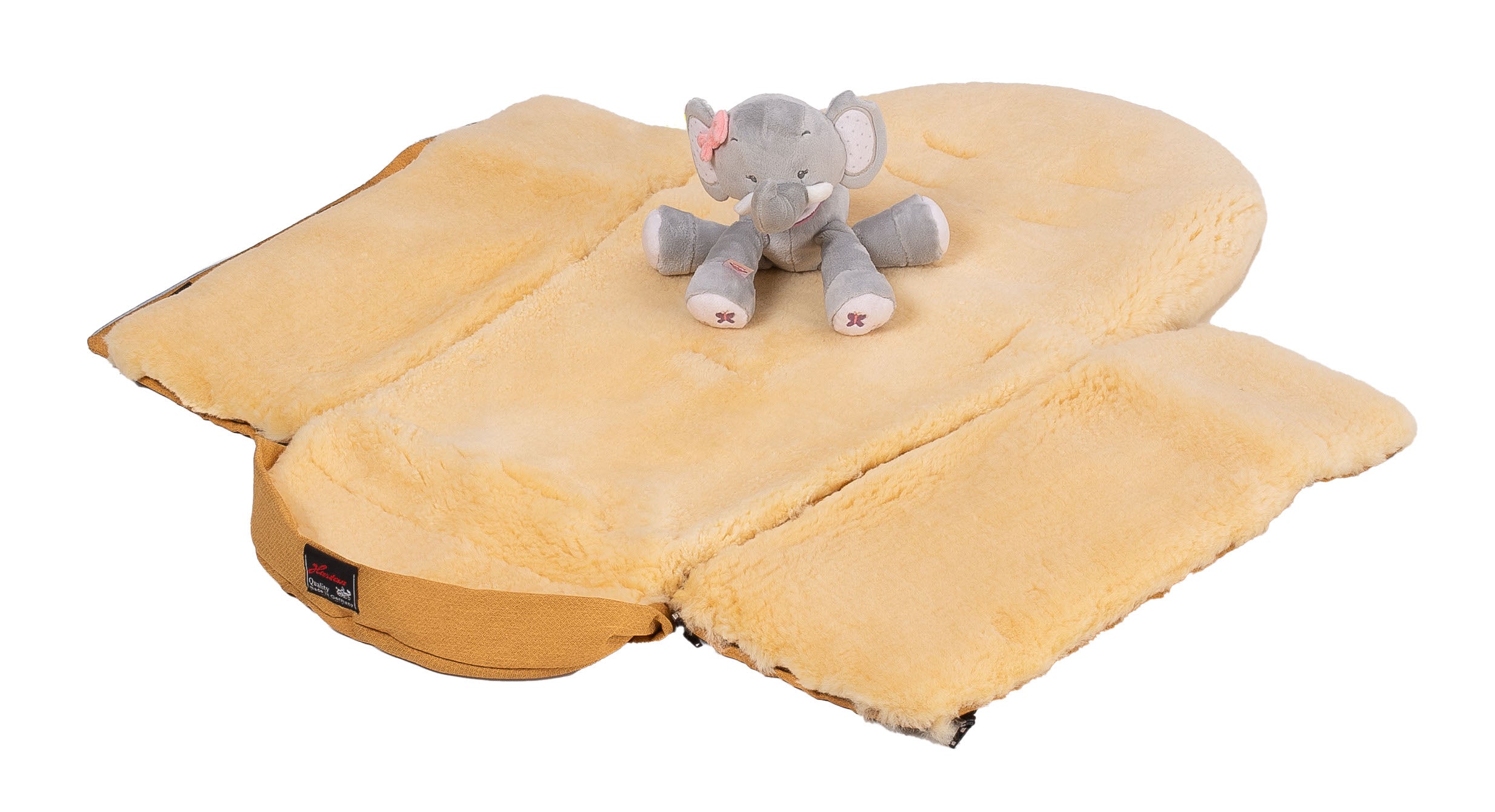 Lammfellfußsack umfunktioniert als Spieldecke