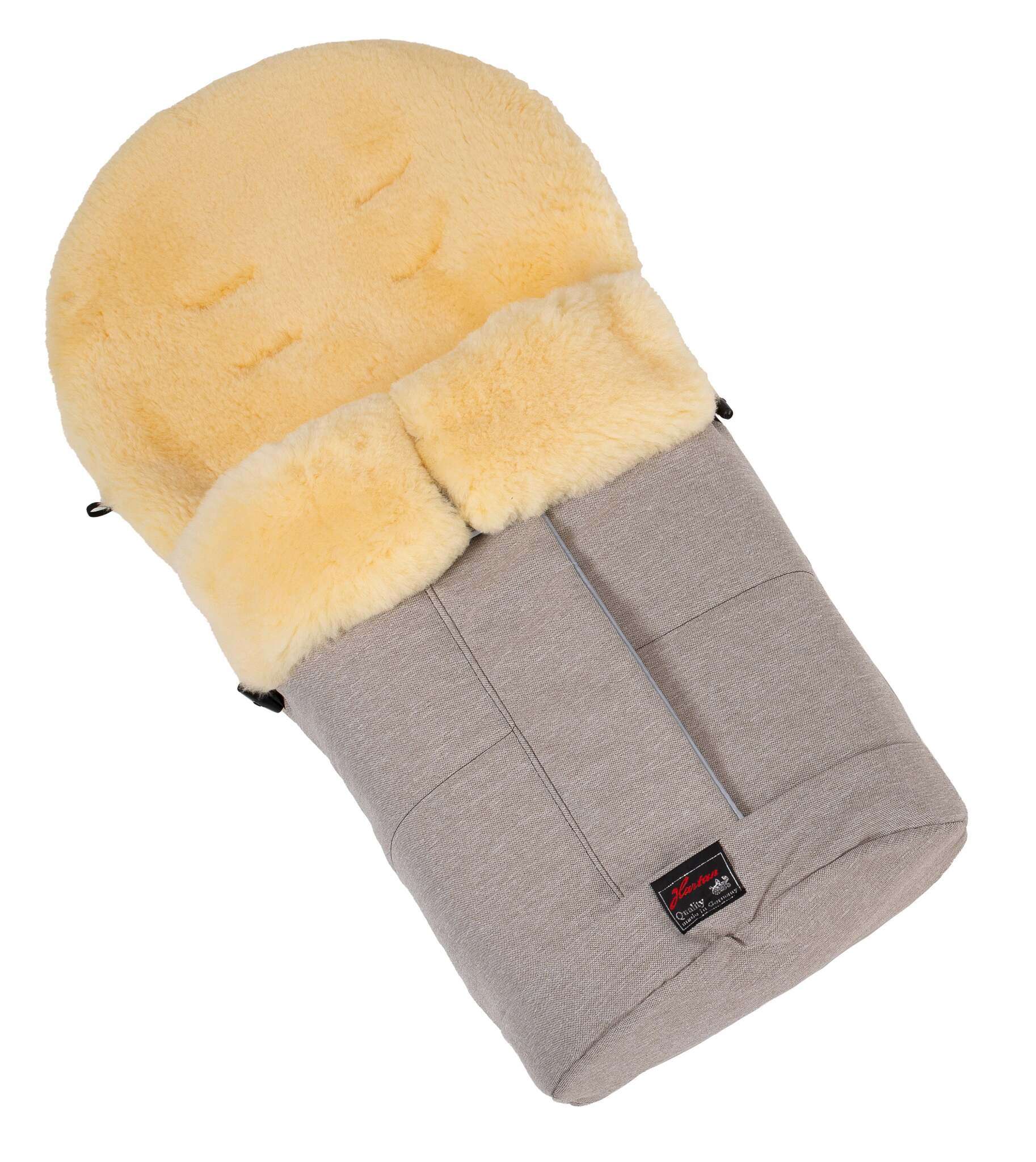 Lammfellfußsack 821 / Hedgehog Love für den GTS Sportwagen.
Schön weich und Klimaausgleichend Schräge Draufsicht.