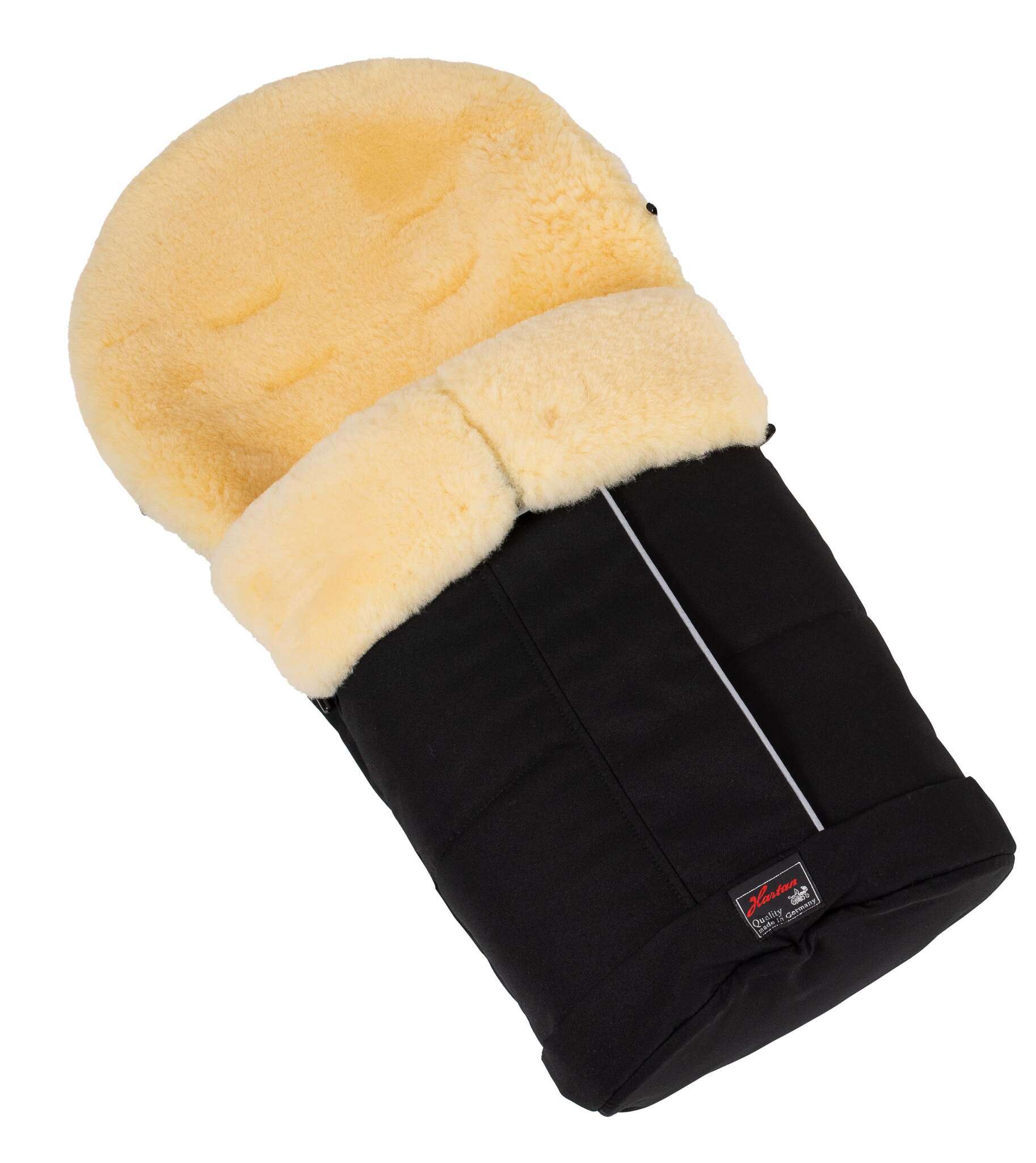 Lammfellfußsack 823 / Black Pinstripe für den GTS Sportwagen.
Schön weich und Klimaausgleichend Schräge Draufsicht.