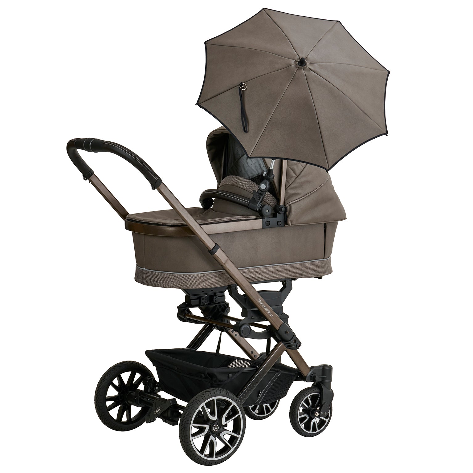 Mercedes Benz Sonnenschirm 616 / Tartufo
Aufgespannt und an der Falttasche befestigt.
Schräge Vorderansicht.